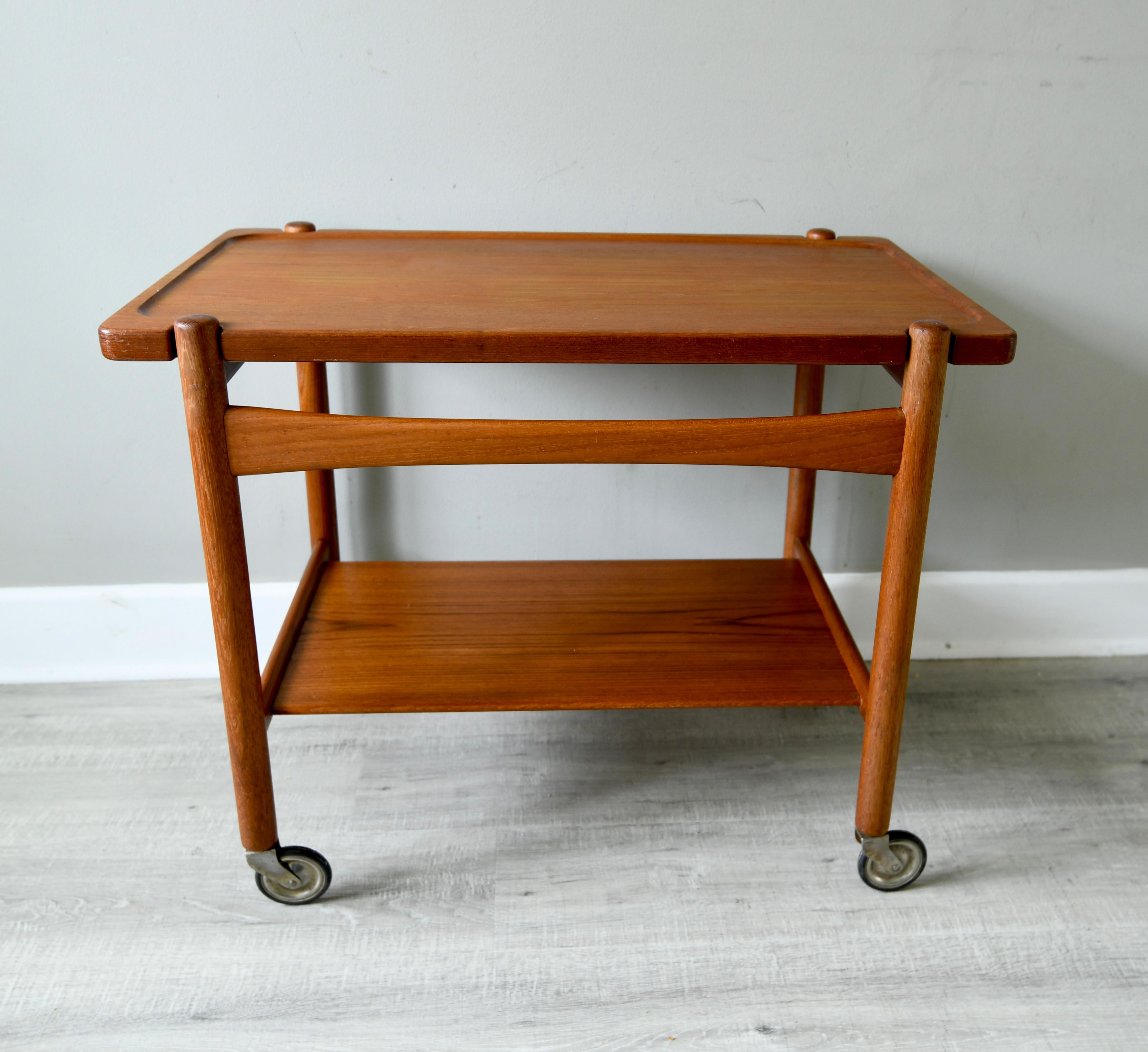 Hans Wegner bar, serving cart, removable tray, made in Denmark Andreas Tuck, Hans Wegner. Signed.
All original condition. The tray top is removable and is solid teak finished on both sides. Lovely addition to any space.