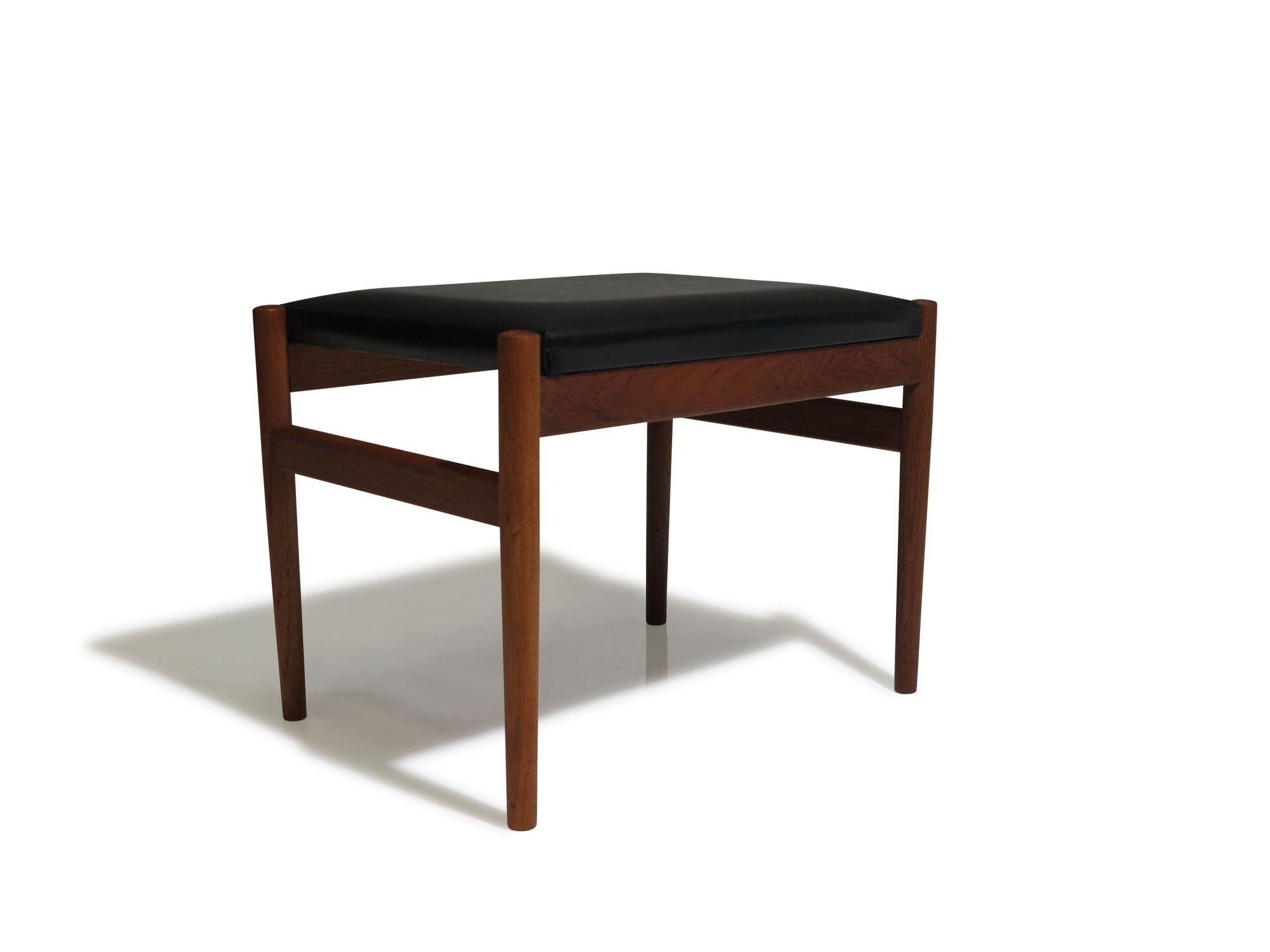 Ottoman danois en teck Spottrup Mobler, fabriqué en teck massif ancien et recouvert de vinyle noir d'origine. Bon état avec des signes mineurs d'usure dus à l'âge.
Mesures.
L 19,5'' x D 14,5'' x H 14,5''
Hauteur du siège 14,5''.
