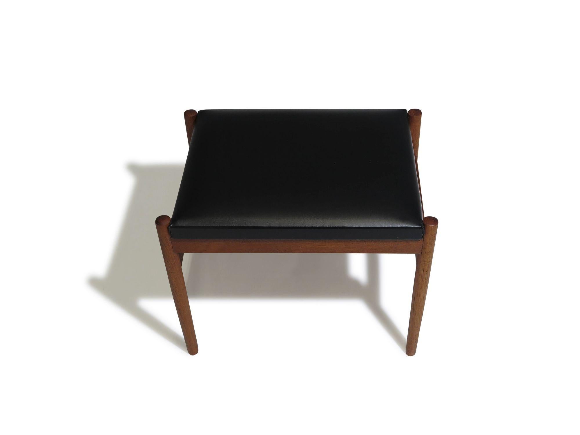 Scandinave moderne Ottoman danois en teck d'origine en vente