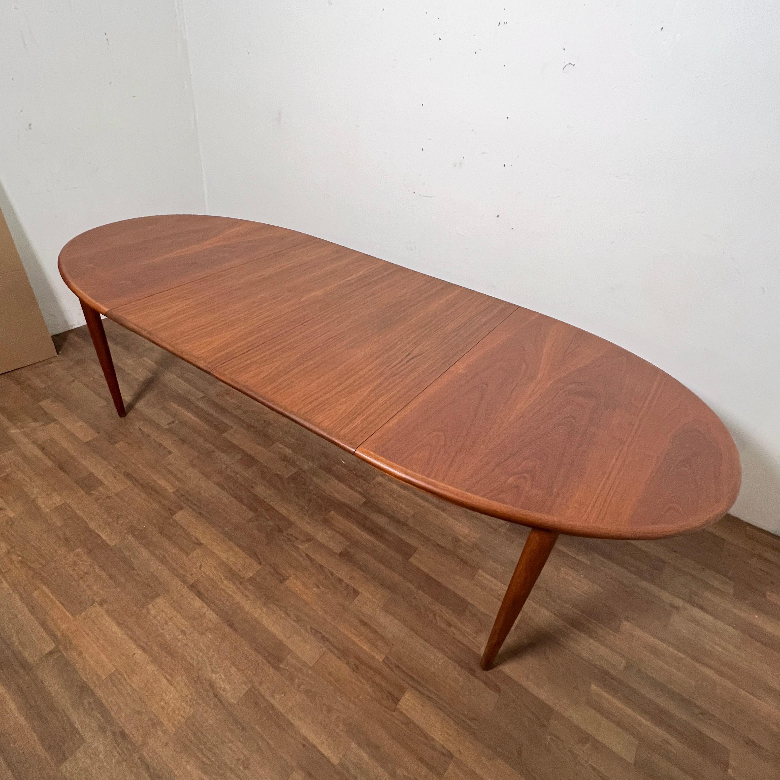 Danish Teak Oval Dining Table With Two Leaves by Gudme, Circa 1960s In Good Condition In Peabody, MA