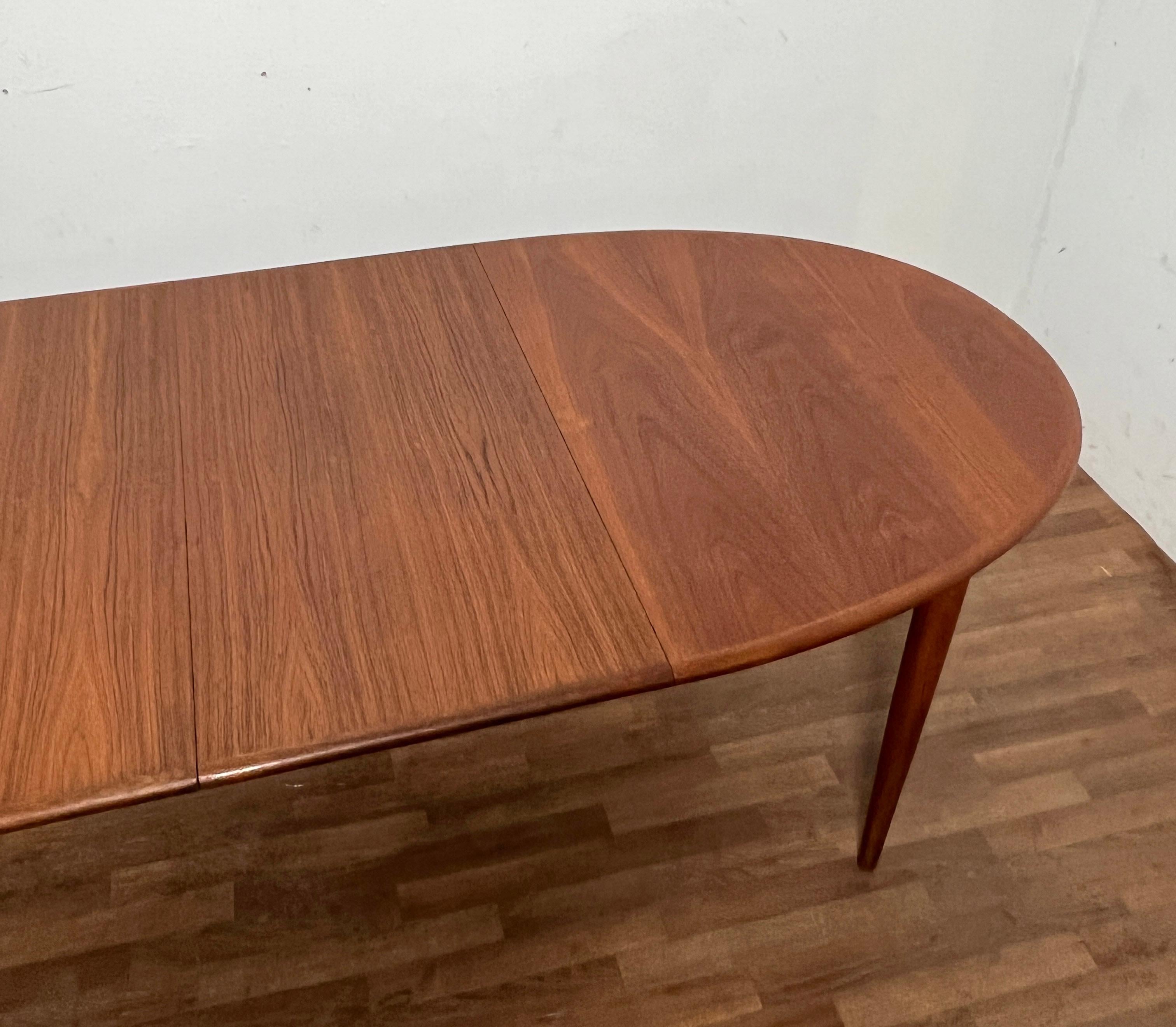 Danish Teak Oval Dining Table With Two Leaves by Gudme, Circa 1960s For Sale 1