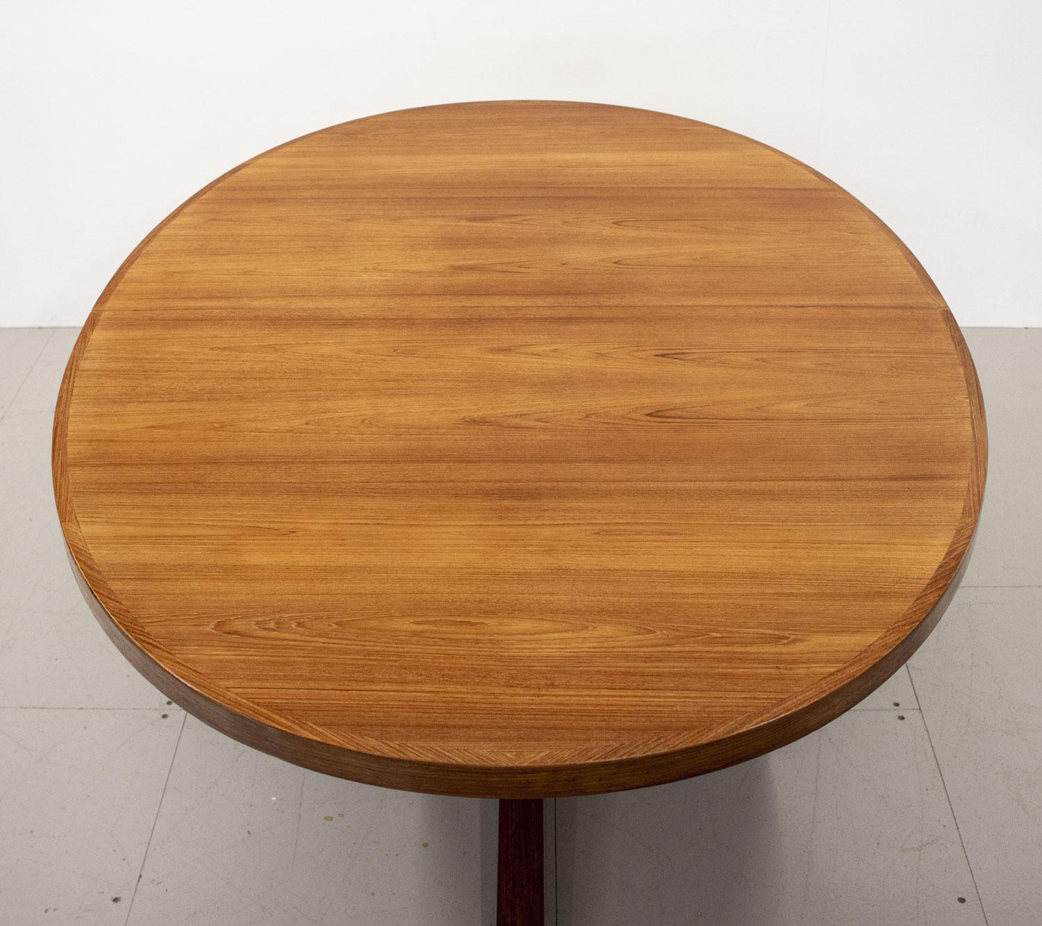 Danish teak oval model HM 55 extending dining table designed by John Mortensen for Heltborg Mobler. The table has one removable leaf and it can seat between 6-10 people. Extended width 239cm. 