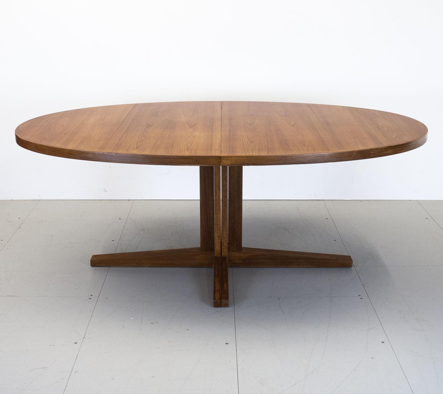 Mid-Century Modern Danish Teak Oval Extending Dining Table by John Mortensen, 1960s For Sale
