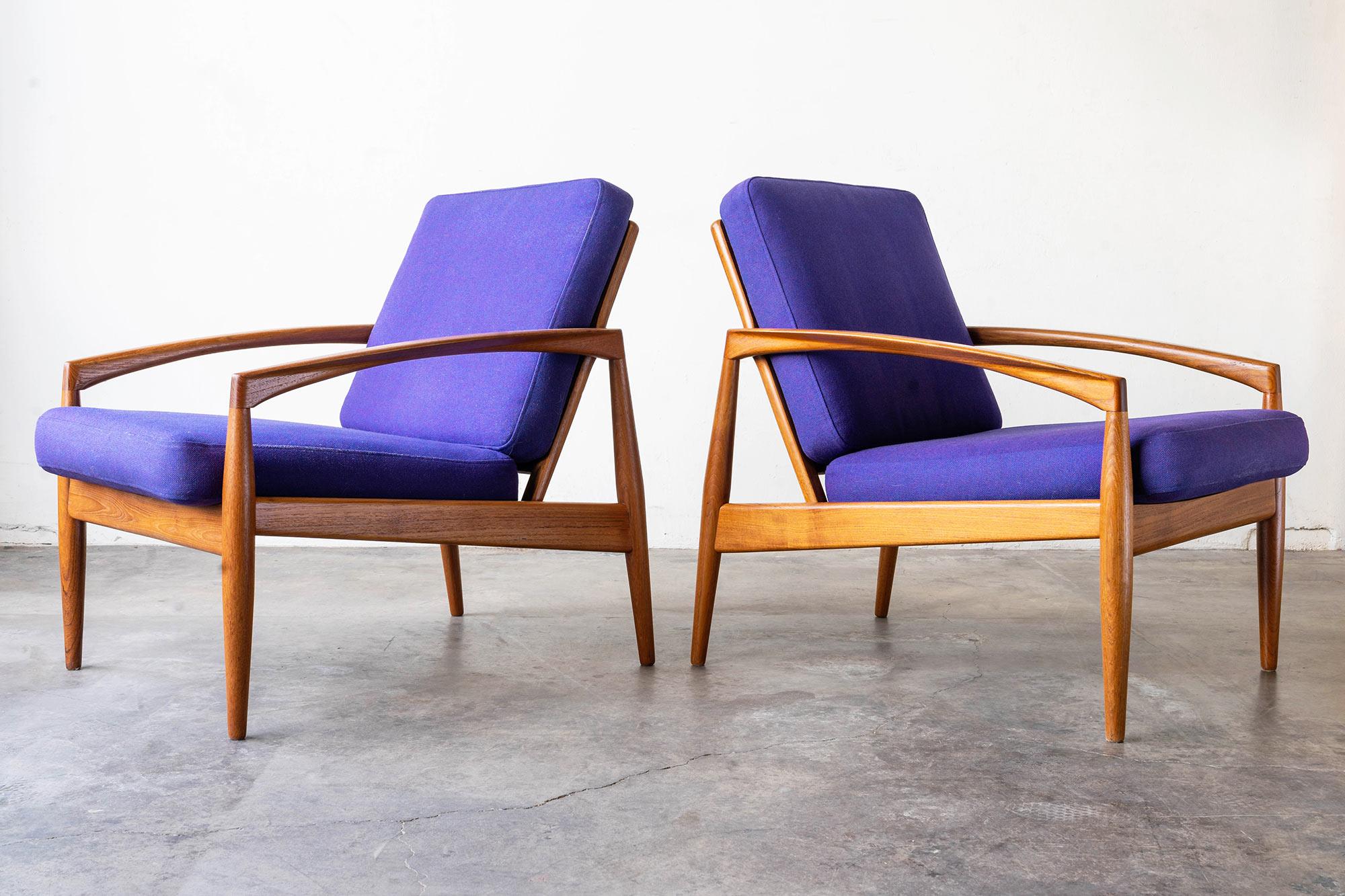 A rare pair of 'Paper Knife' model 121 lounge chairs in teak and purple wool designed by Kai Kristiansen for Magnus Olesen in 1955.

Features:

• Gorgeous organic design style sculpted in solid teak.
• Model 121
• Factory marked
• Original