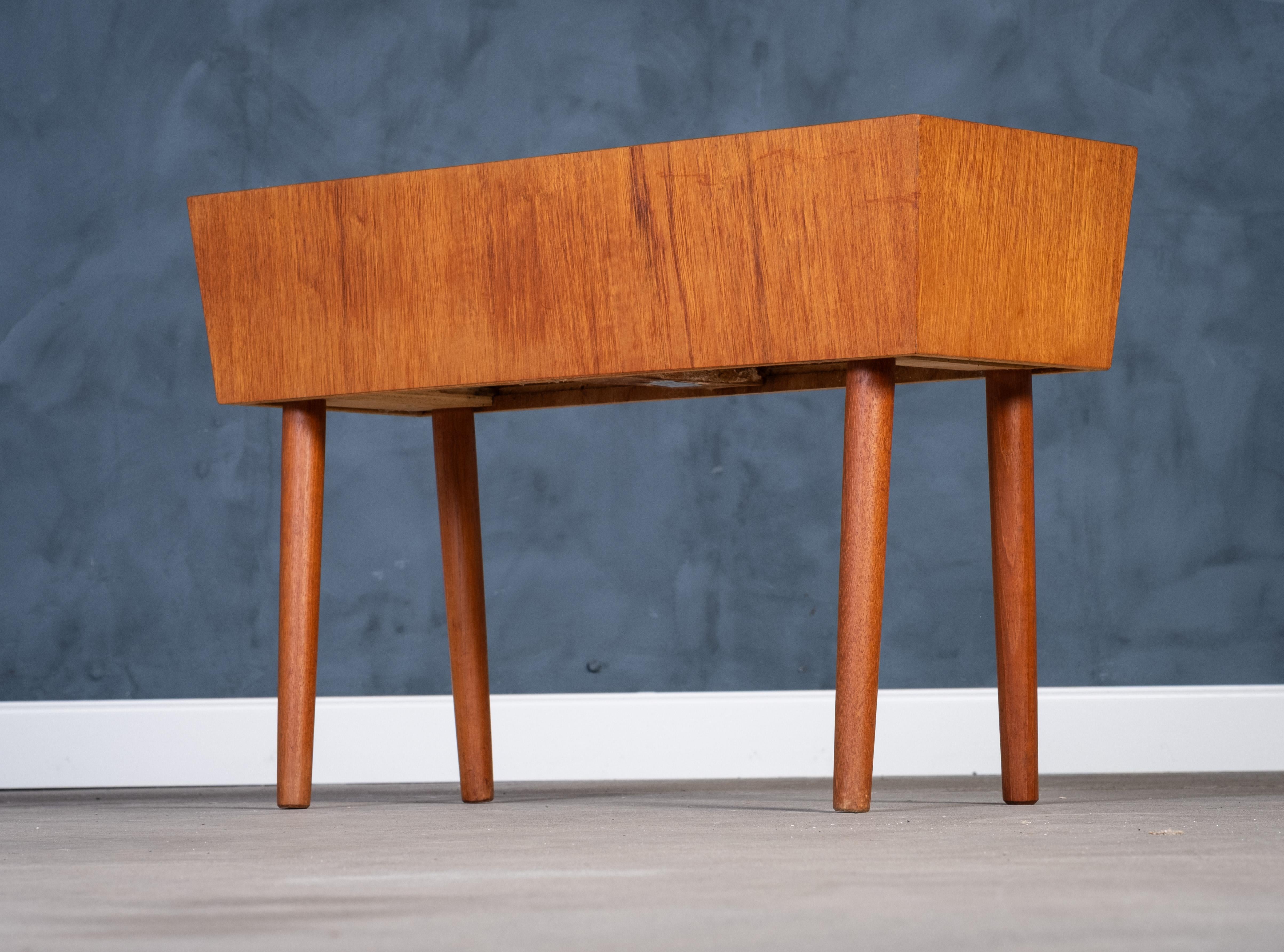 Danish Teak Planter, 1960s In Good Condition For Sale In Nørre Aaby, DK