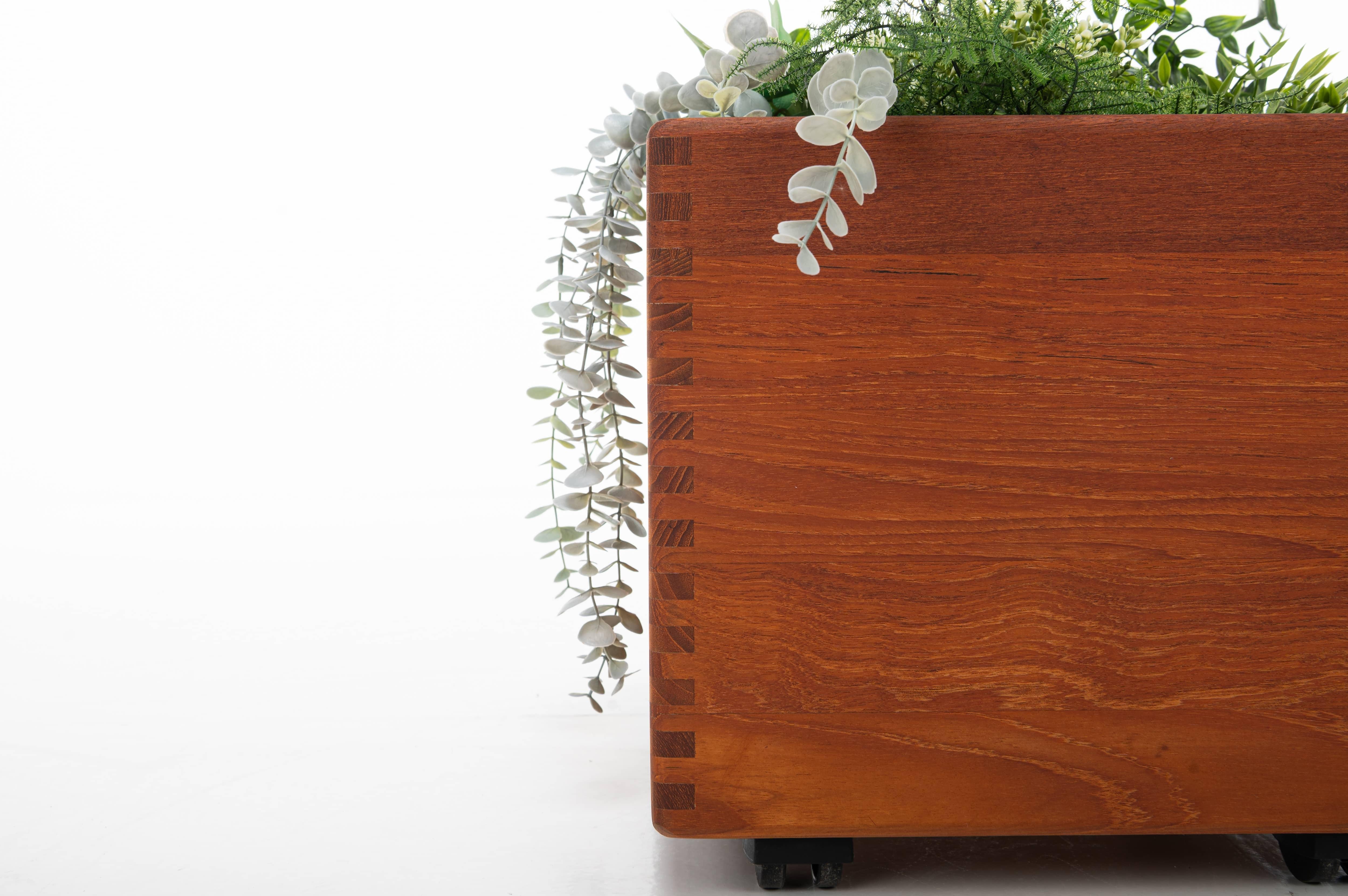 Fioriera vintage danese in teak. La fioriera è mobile su ruote ed è in ottime condizioni. Due pezzi disponibili, prezzo al pezzo.

Dimensioni:
L: 40 cm
D: 40 cm
H. H. 36 cm