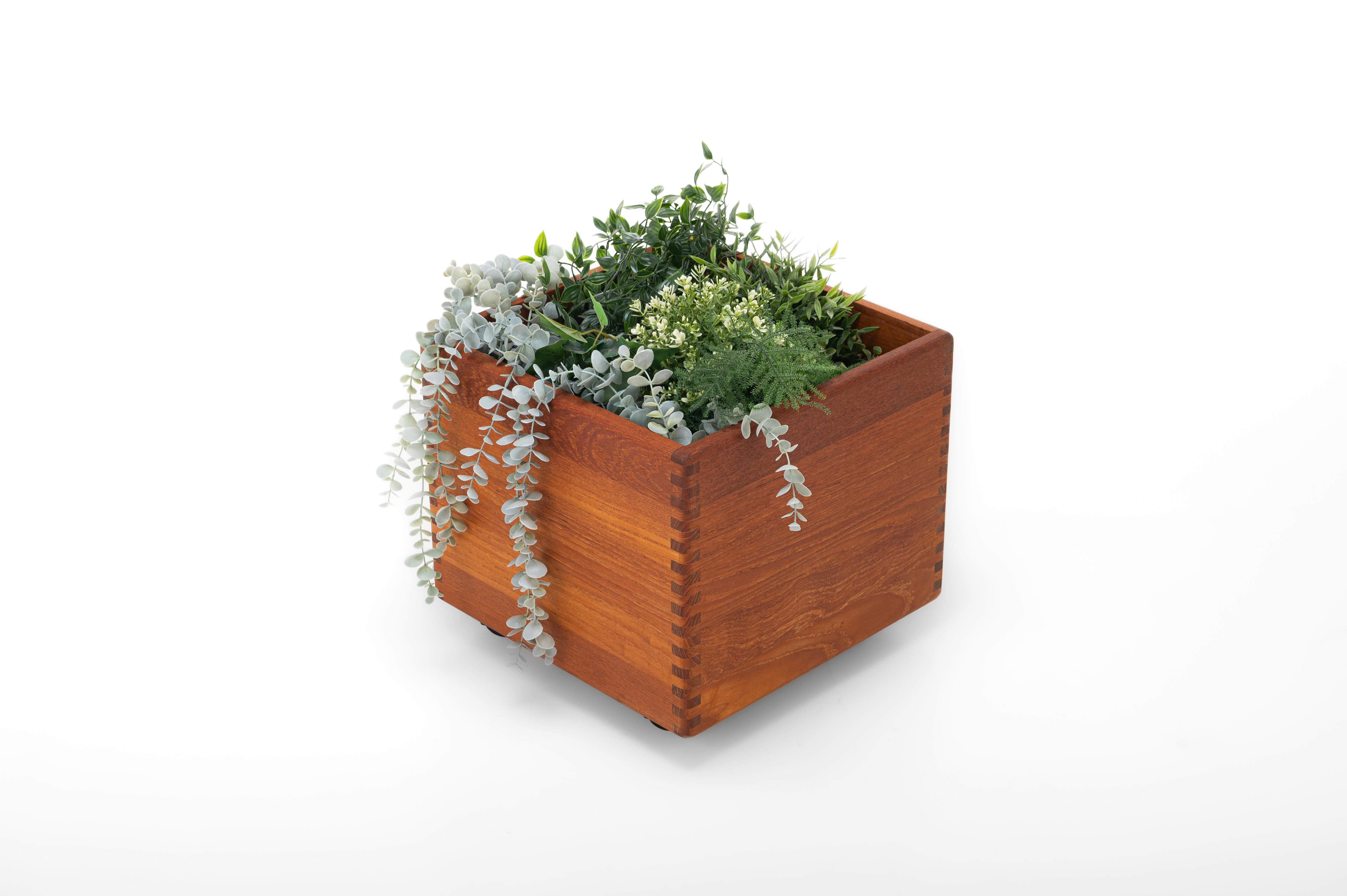 Scandinavo moderno Fioriera danese in teak in vendita