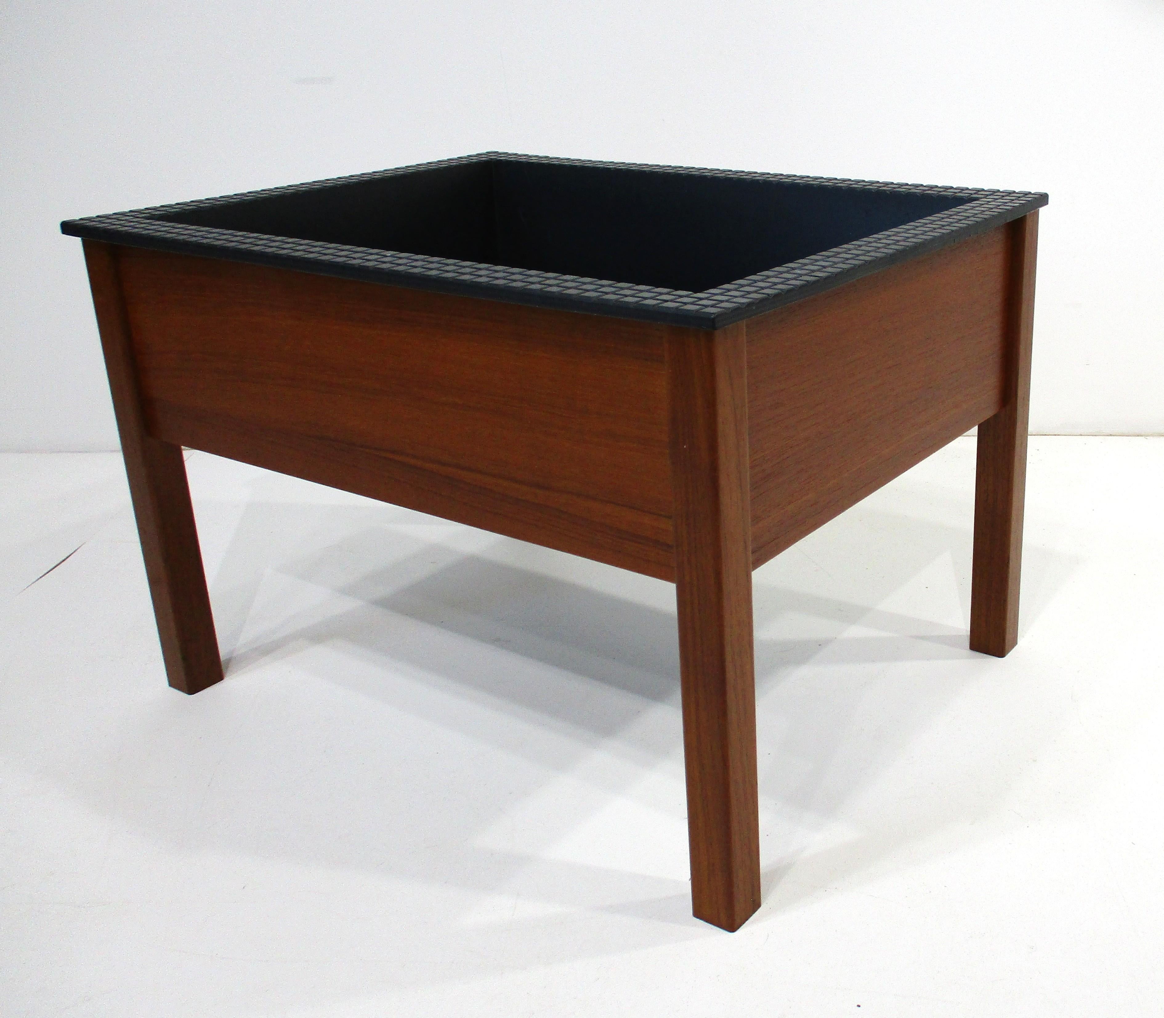 Jardinera danesa de teca con inserto al estilo de Spottrup -Stolefabrik en venta 6