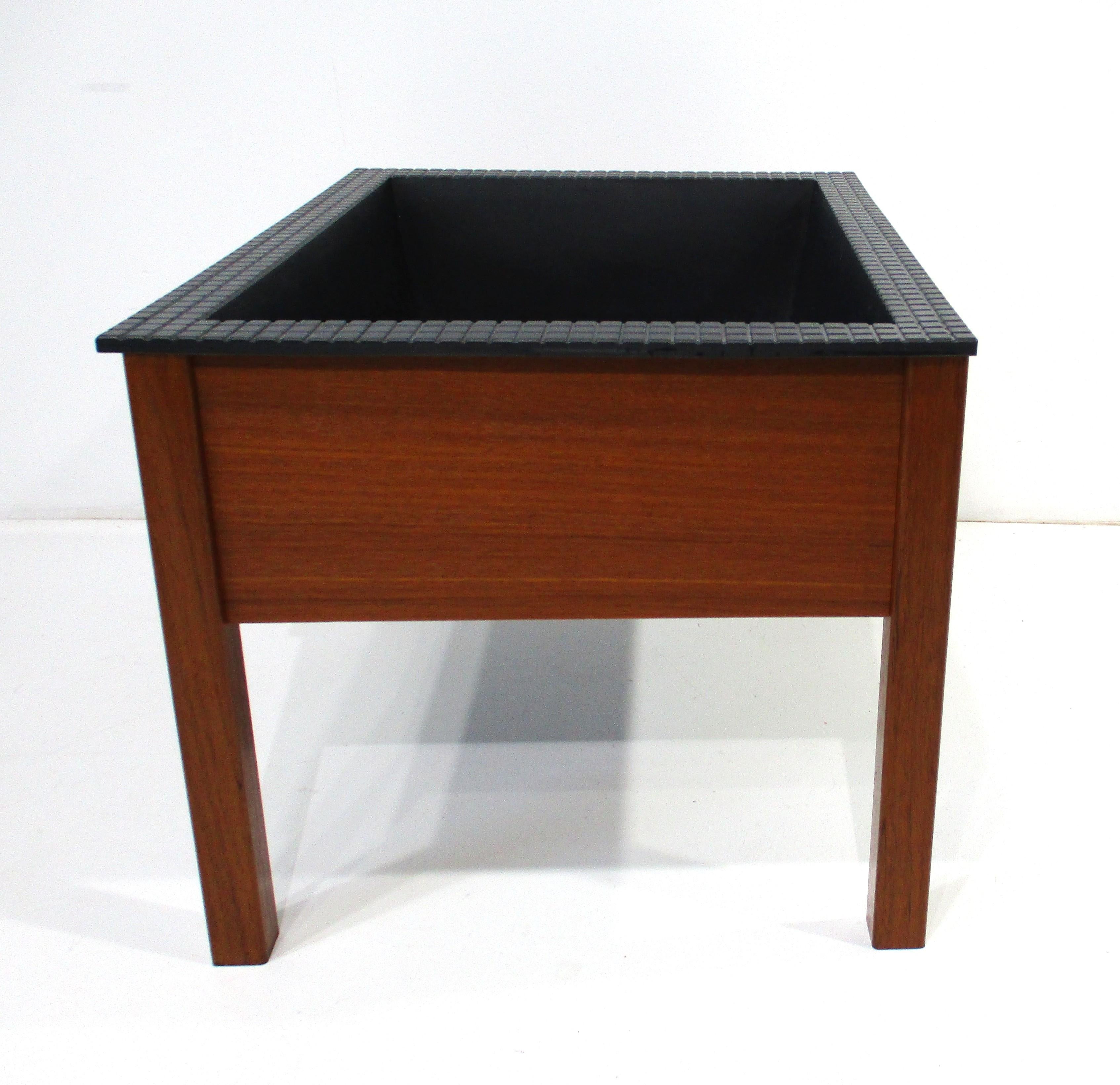 Jardinera danesa de teca con inserto al estilo de Spottrup -Stolefabrik Moderno de mediados de siglo en venta