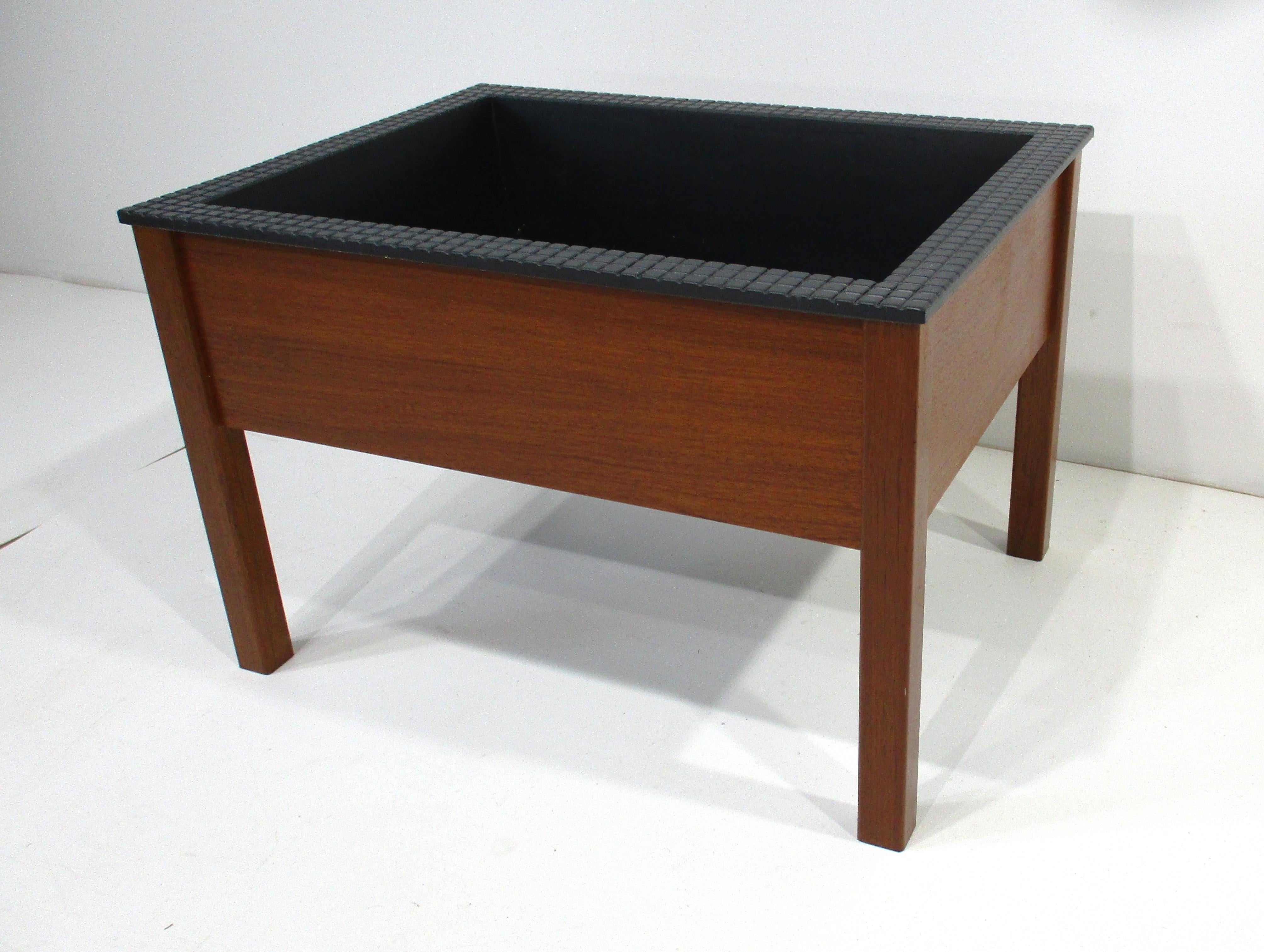 Jardinera danesa de teca con inserto al estilo de Spottrup -Stolefabrik Danés en venta