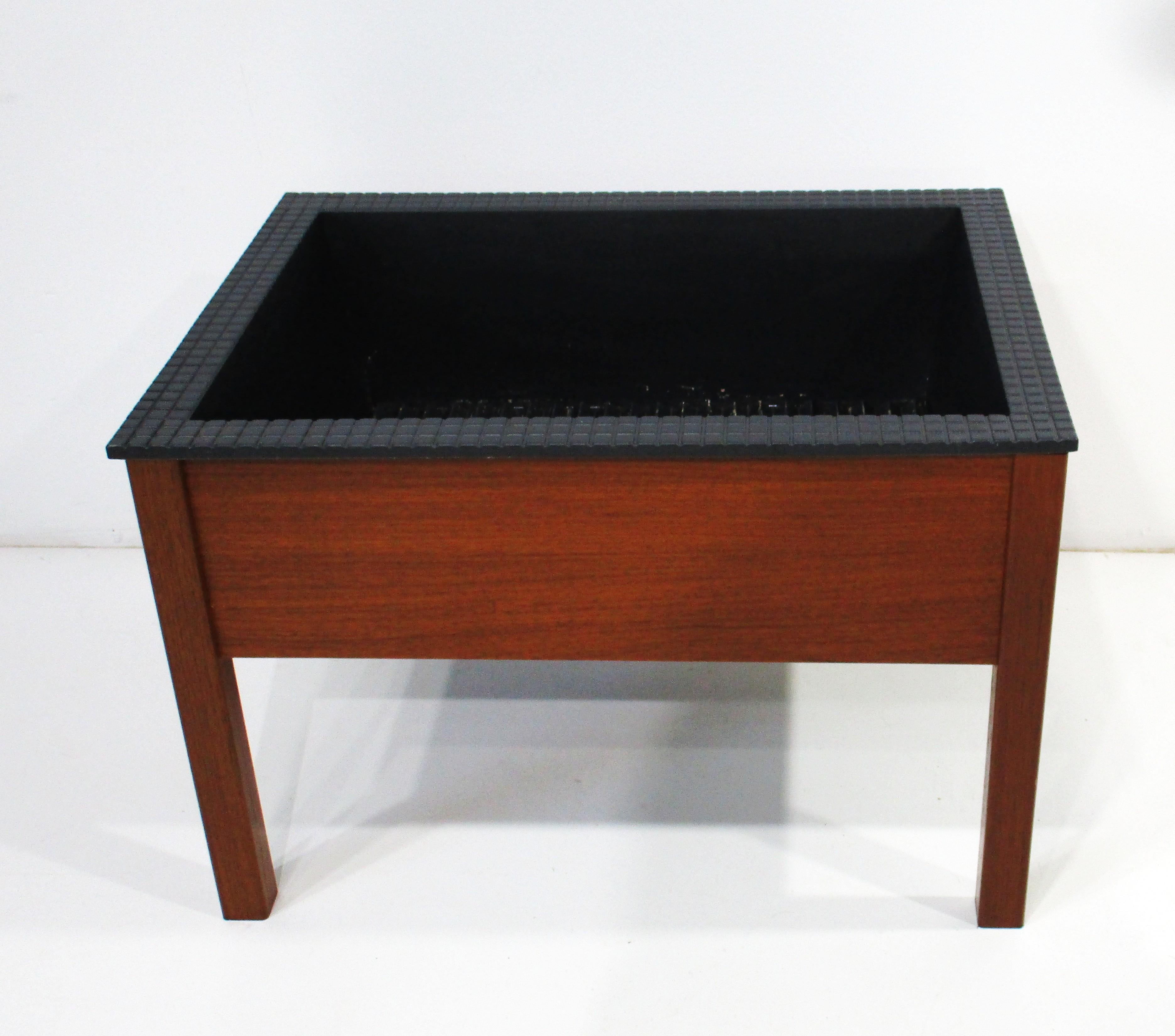Jardinera danesa de teca con inserto al estilo de Spottrup -Stolefabrik en Bueno estado para la venta en Cincinnati, OH