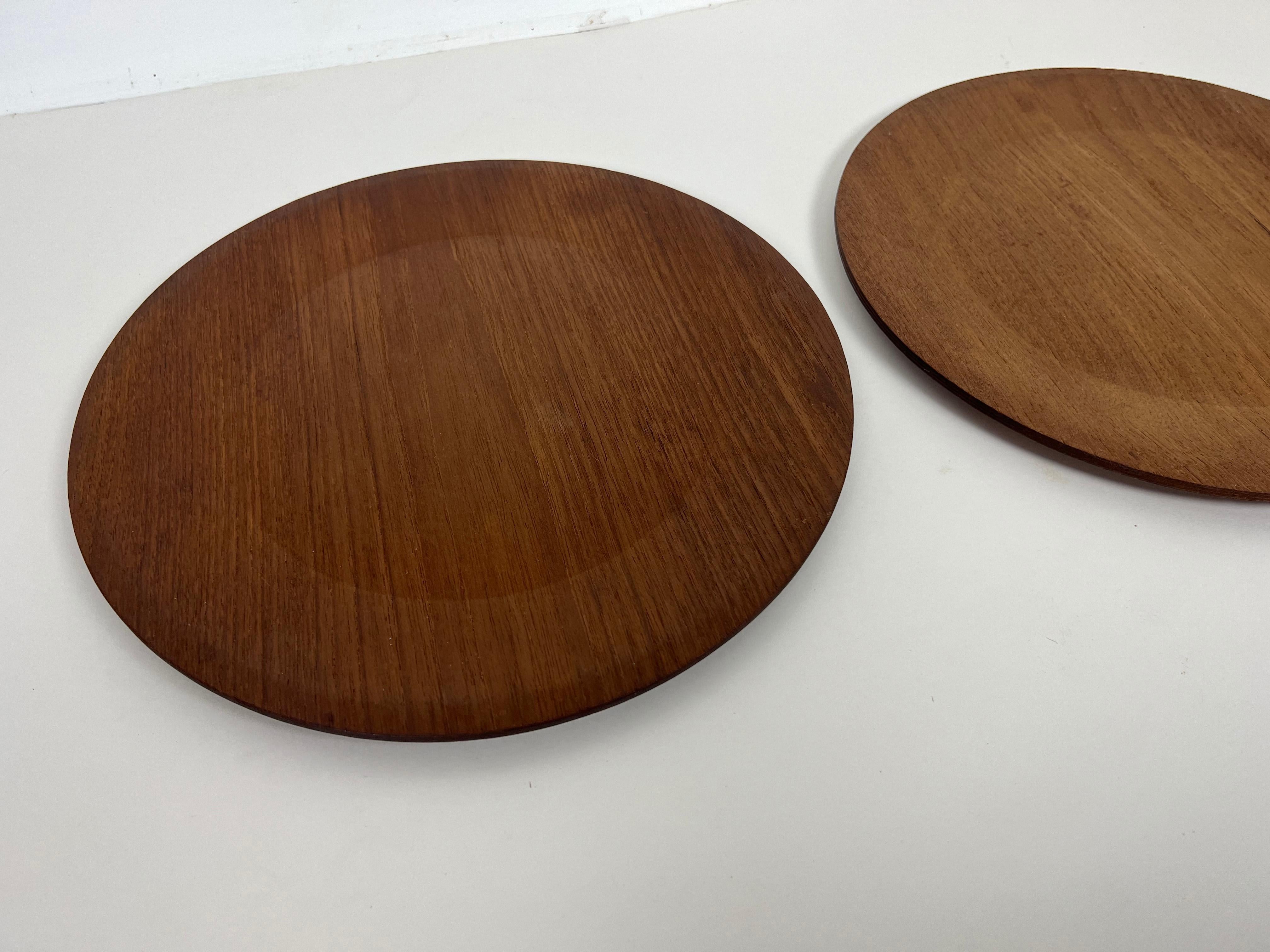 Vintage pair of pressed laminated teak wood plates by Hafnia.

Manufacturer: Hafnia

Origin: Denmark

Year: 1960s

Style: Mid-Century Modern / Scandinavian / Danish Modern

Dimensions: 11