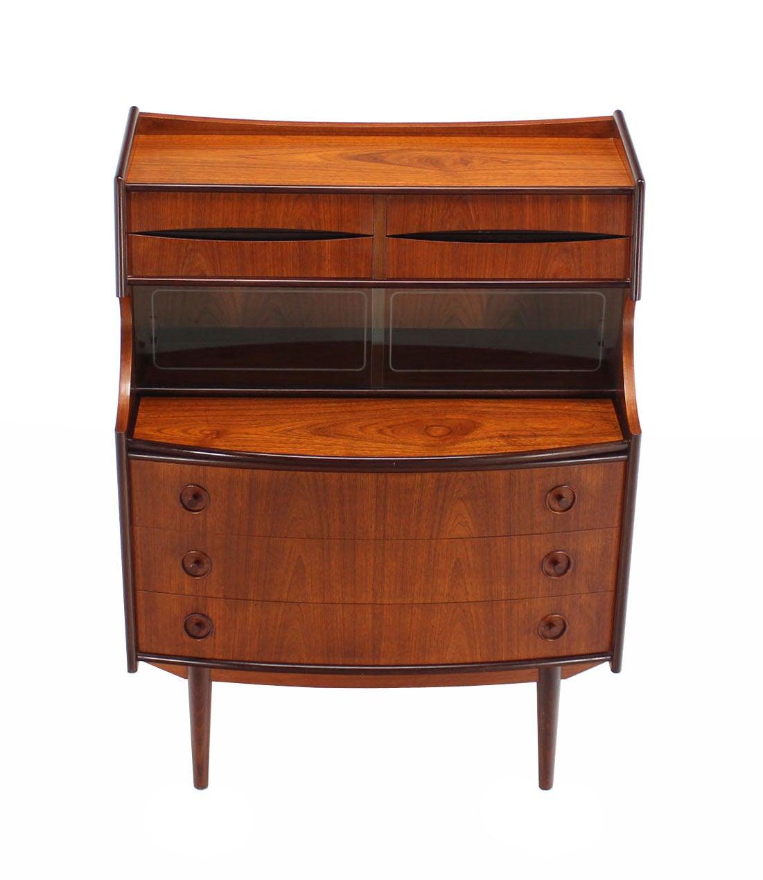 Dänischer Teakholz Pull Out Schreibtisch Sekretär Schreibtisch Bachelor Chest Bücherregal Bogenfront MINT!
Geprüfter Vintage-Zustand.