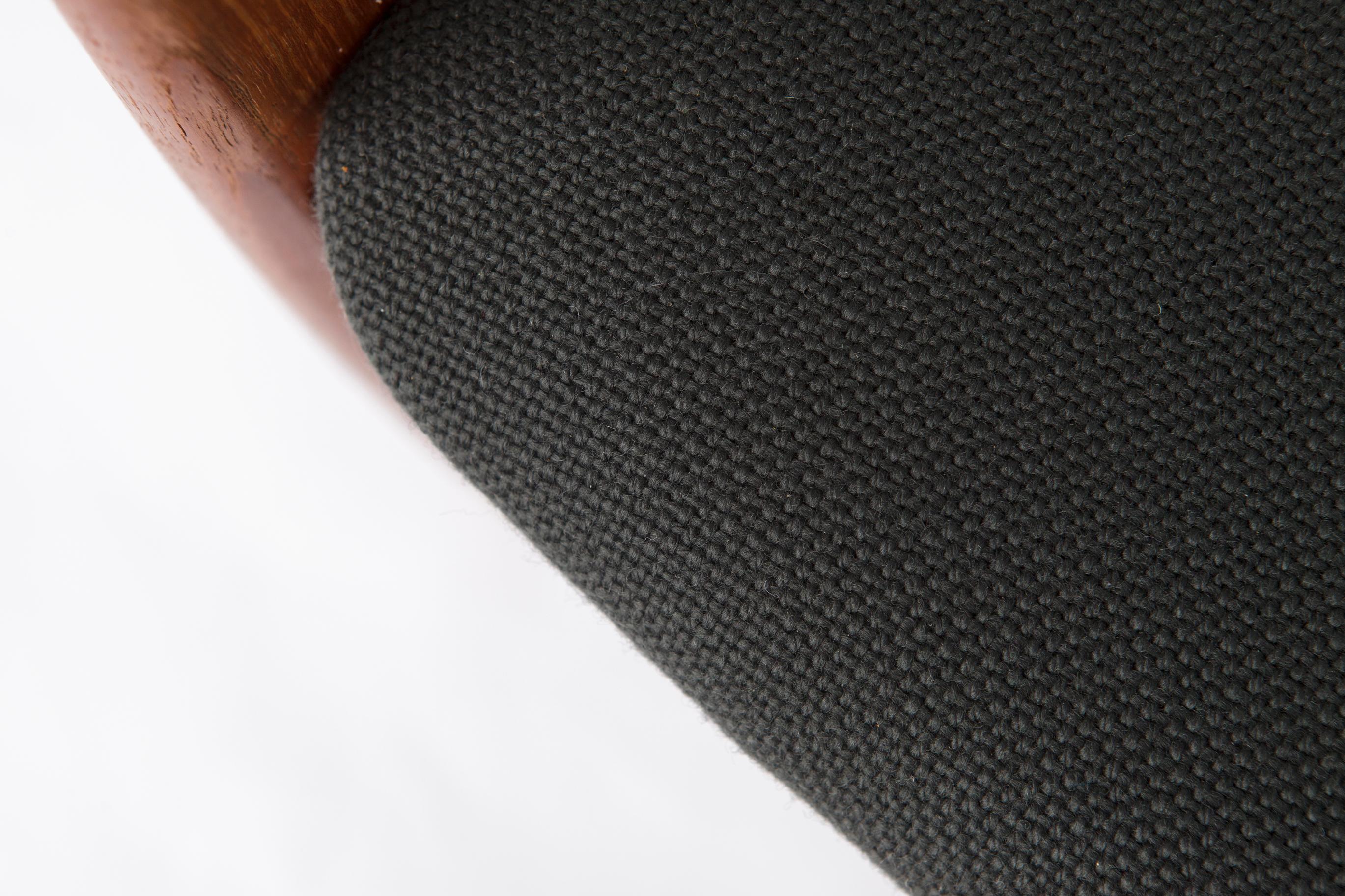 Dänischer Teak & Rattan Sessel von Ib Kofod-Larsen, 1960er Jahre, Model No. 4325, Mitte des Jahrhunderts (Poliert) im Angebot