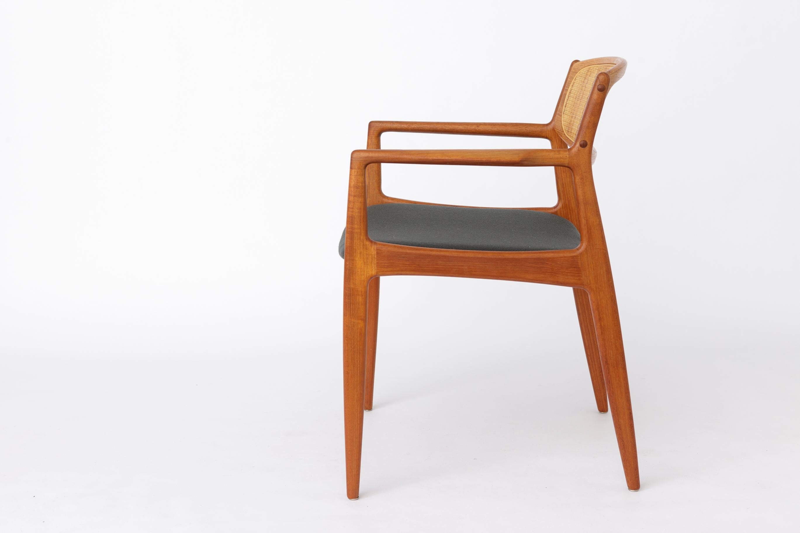 Dänischer Teak & Rattan Sessel von Ib Kofod-Larsen, 1960er Jahre, Model No. 4325, Mitte des Jahrhunderts (Mitte des 20. Jahrhunderts) im Angebot