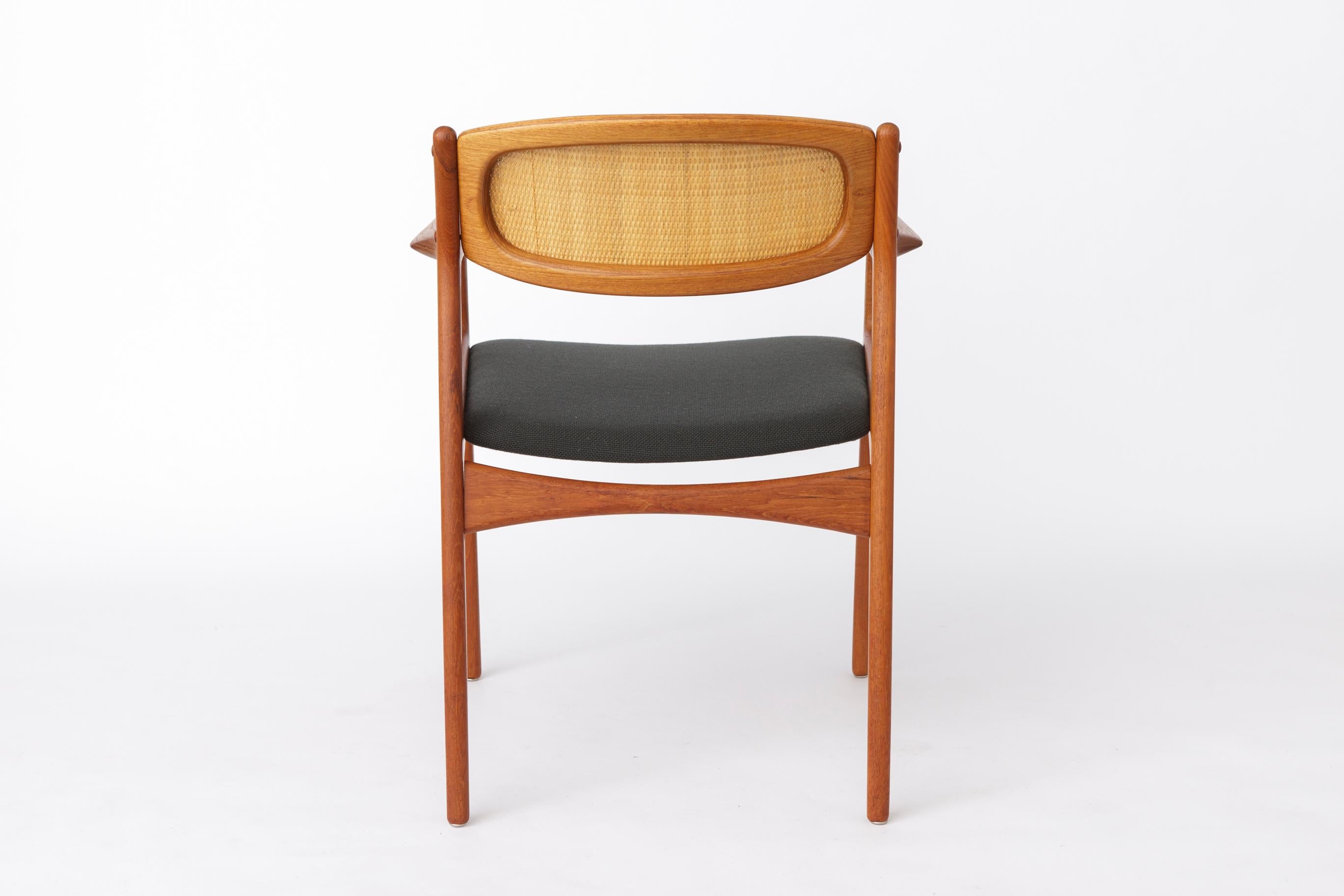 Dänischer Teak & Rattan Sessel von Ib Kofod-Larsen, 1960er Jahre, Model No. 4325, Mitte des Jahrhunderts (Teakholz) im Angebot