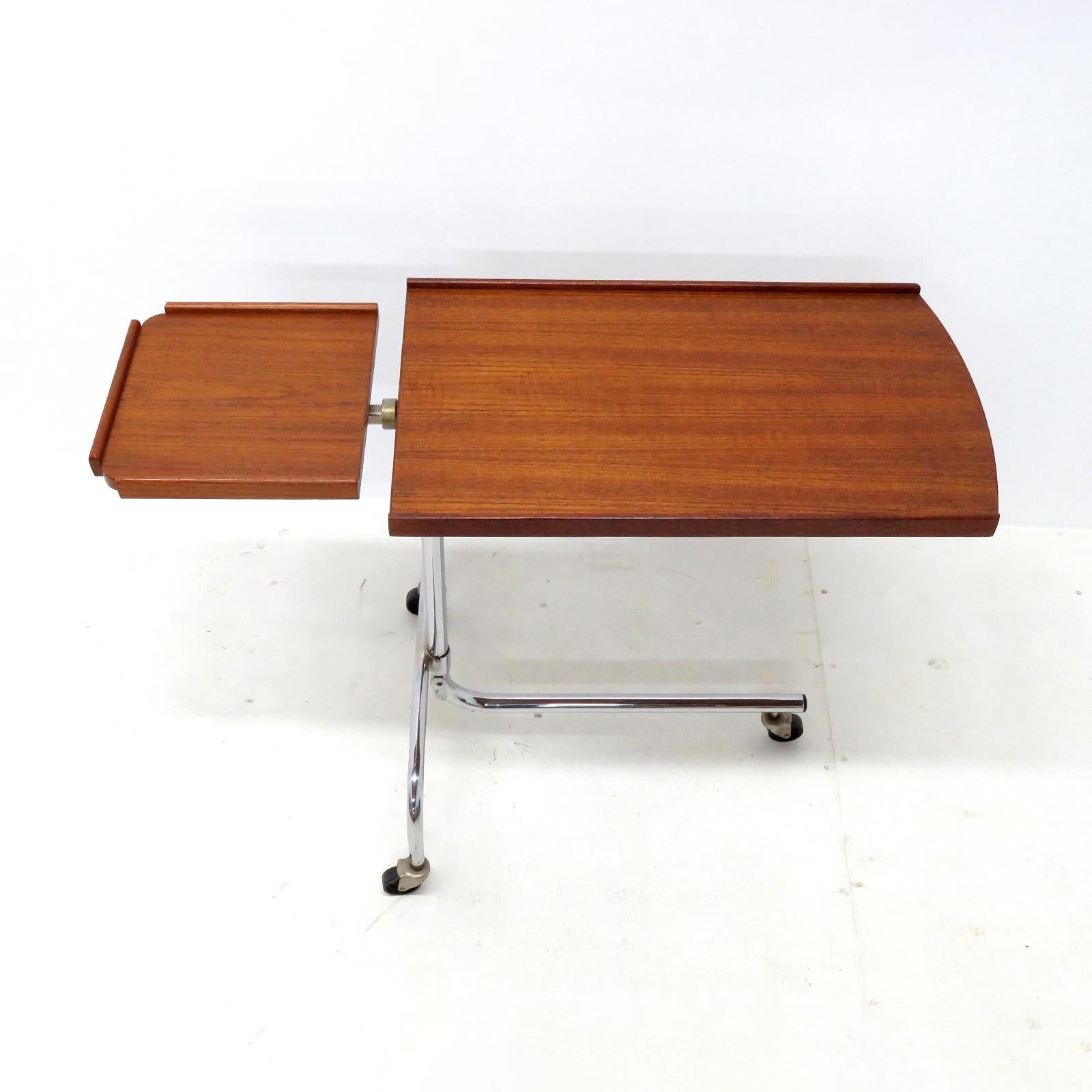 Dänischer Les- und Serviertisch aus Teakholz, 1950er-Jahre (Skandinavische Moderne) im Angebot