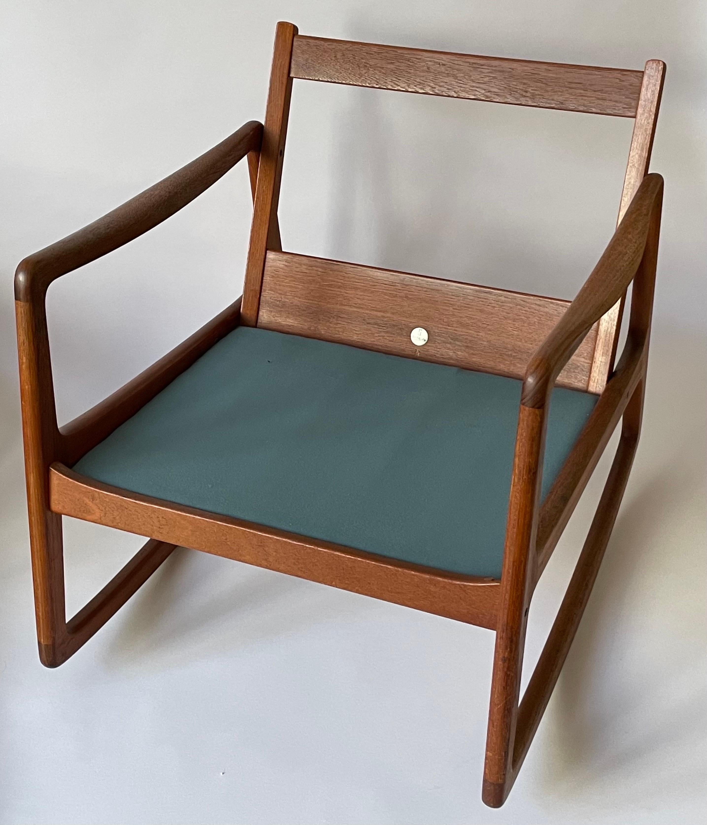 Danish Teak Rocking Chair by Ole Wanscher 1950s with New Upholstery In Good Condition For Sale In St-Brais, JU