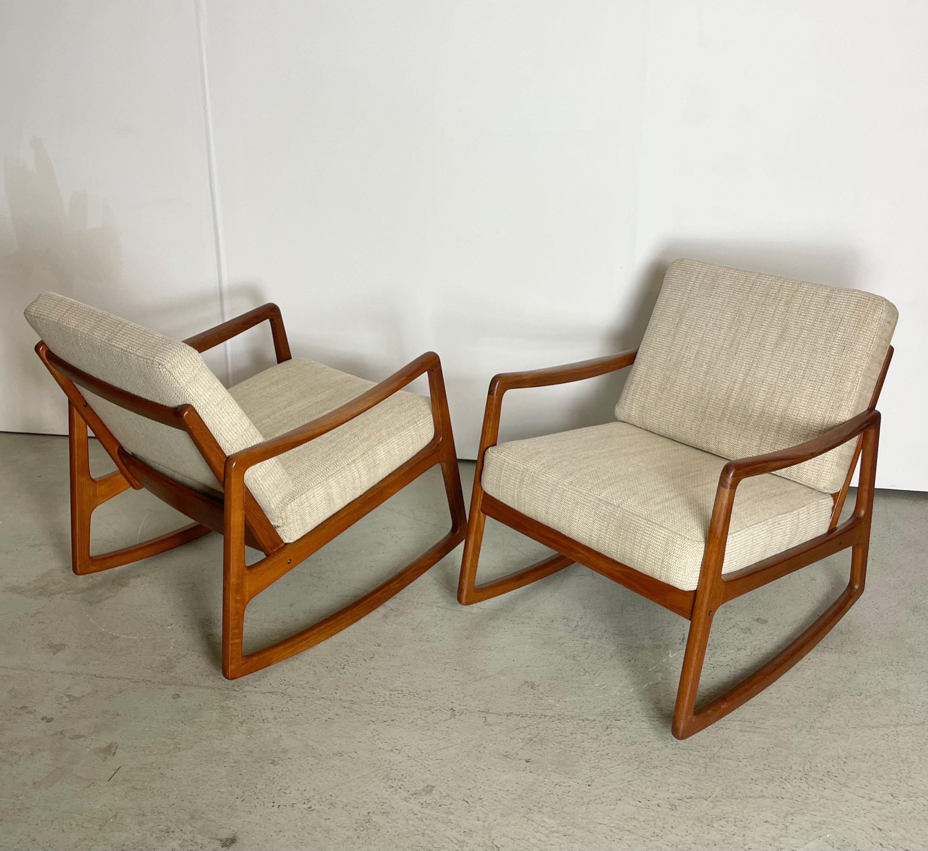 Rare paire de fauteuils à bascule du milieu du siècle conçus par le professeur danois Ole Wanscher. Fabriqué au Danemark par France & Søn dans les années 1950. Il porte la marque du fabricant et se compose d'un cadre robuste en bois de teck, d'un