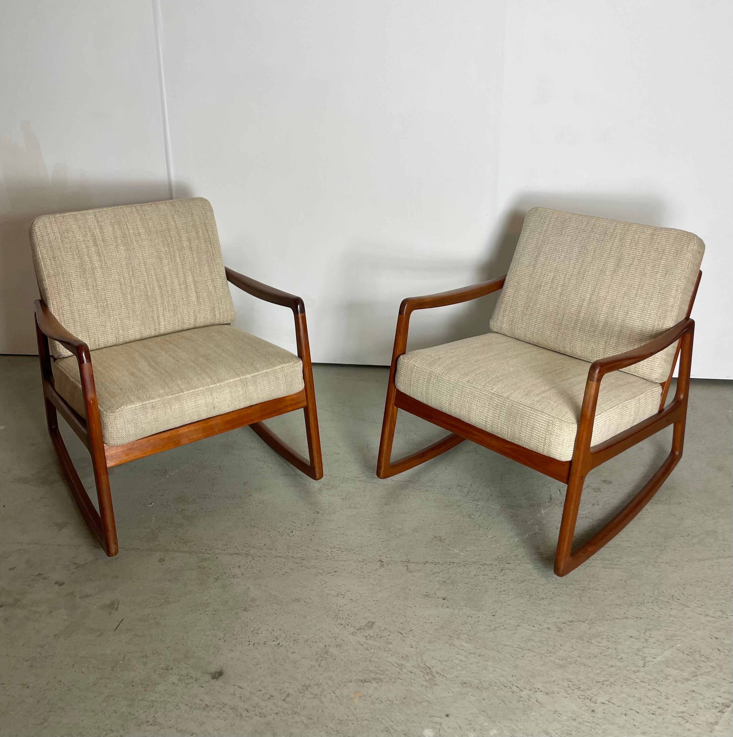 Chaises à bascule danoises en teck par Ole Wanscher années 1950 en vente 2