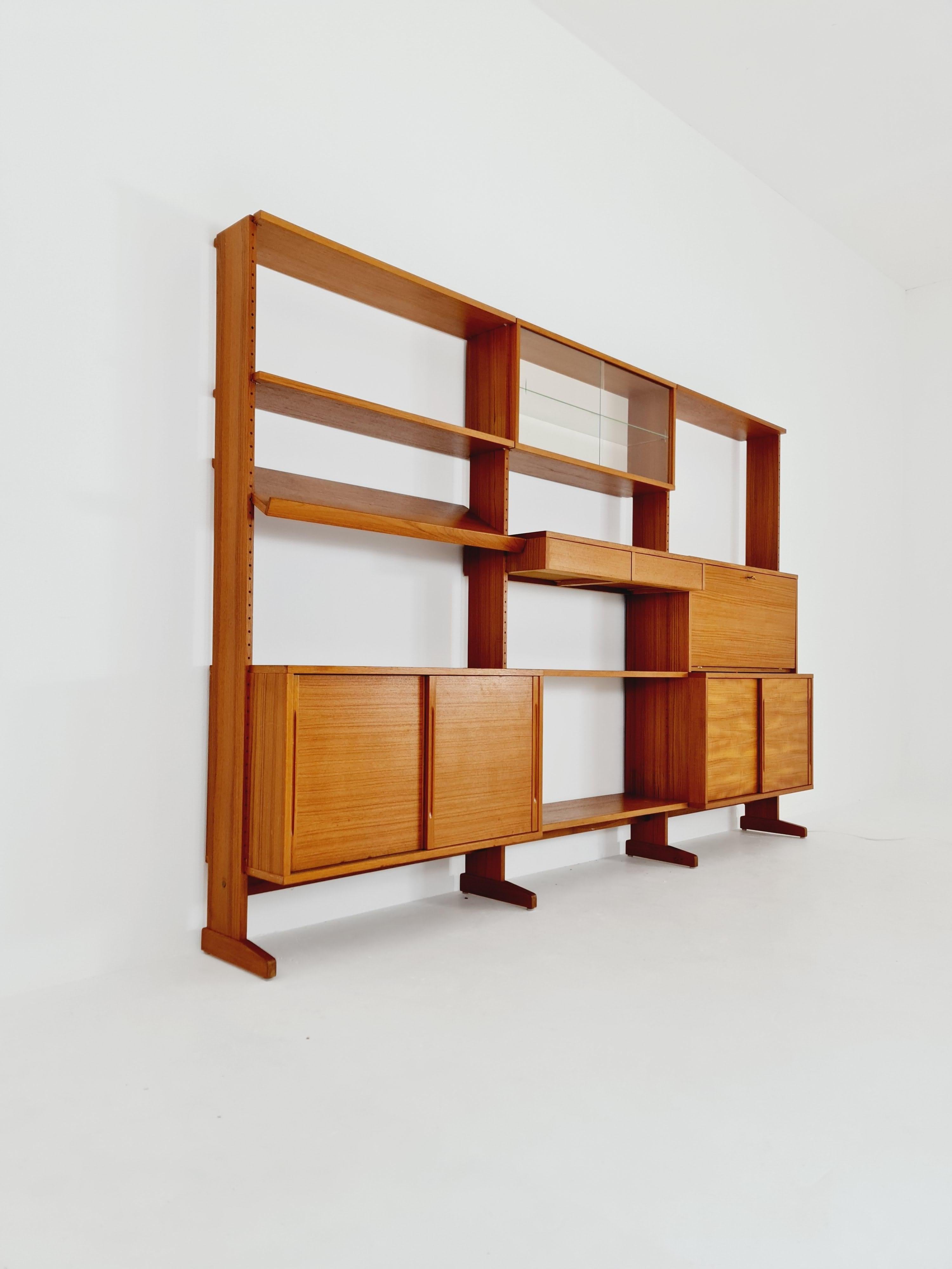 Danish teak room divider, modular library bookcase by L Chr Larsen & Son In Good Condition For Sale In Gaggenau, DE