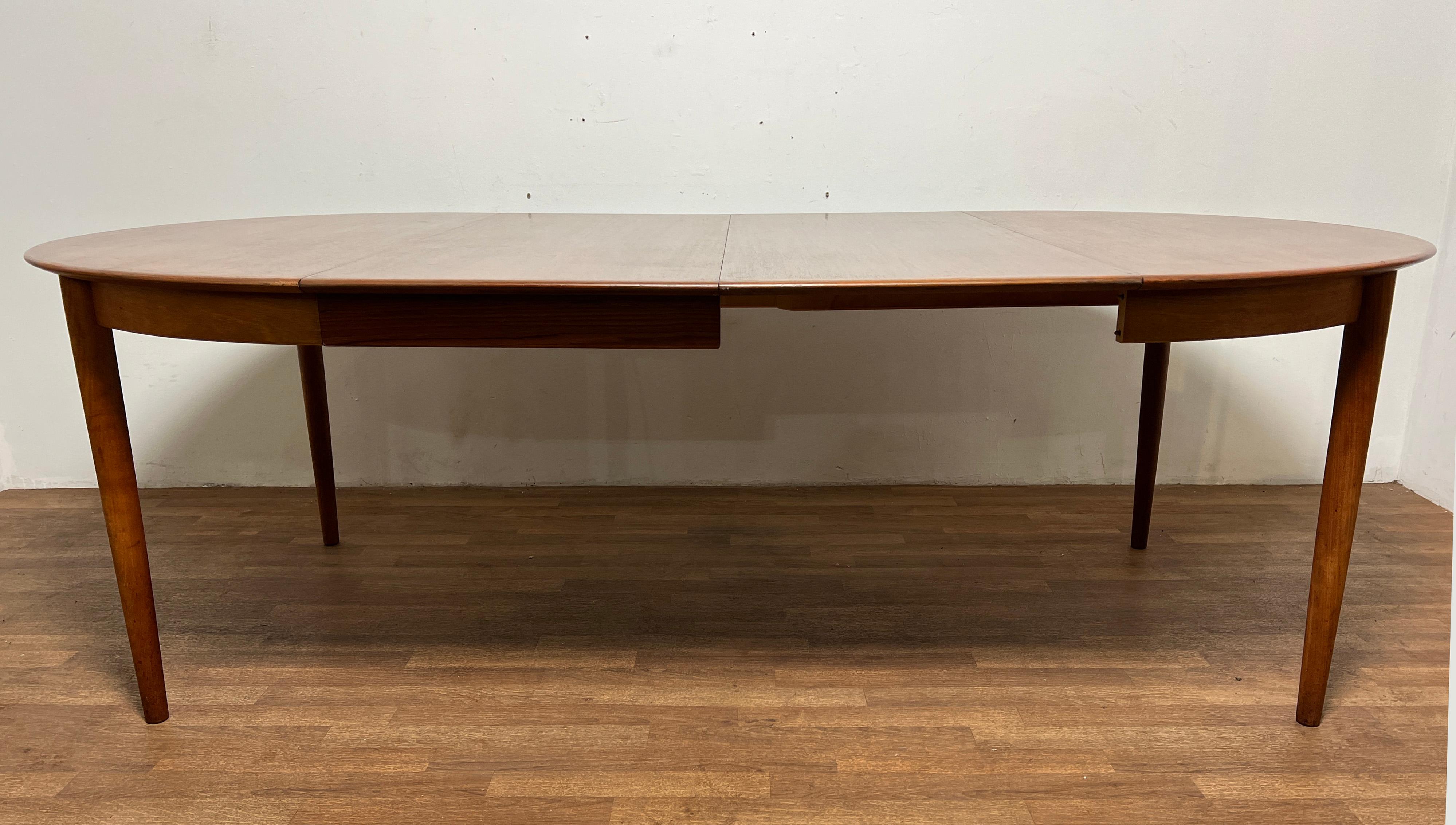 Danish Teak Round Dining Table With Two Leaves, Circa 1960s 6