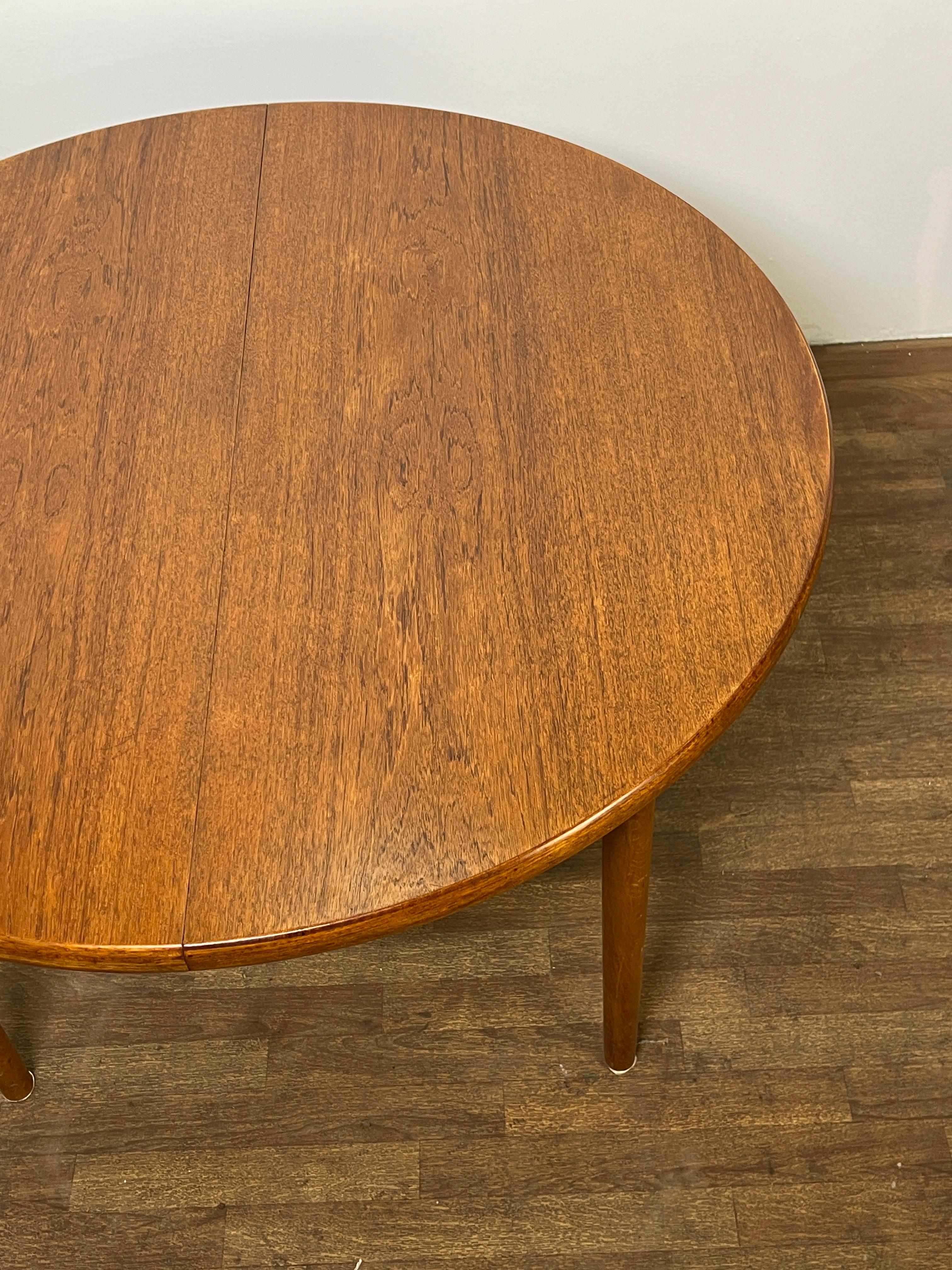 Scandinavian Modern Danish Teak Round Dining Table With Two Leaves, Circa 1960s For Sale