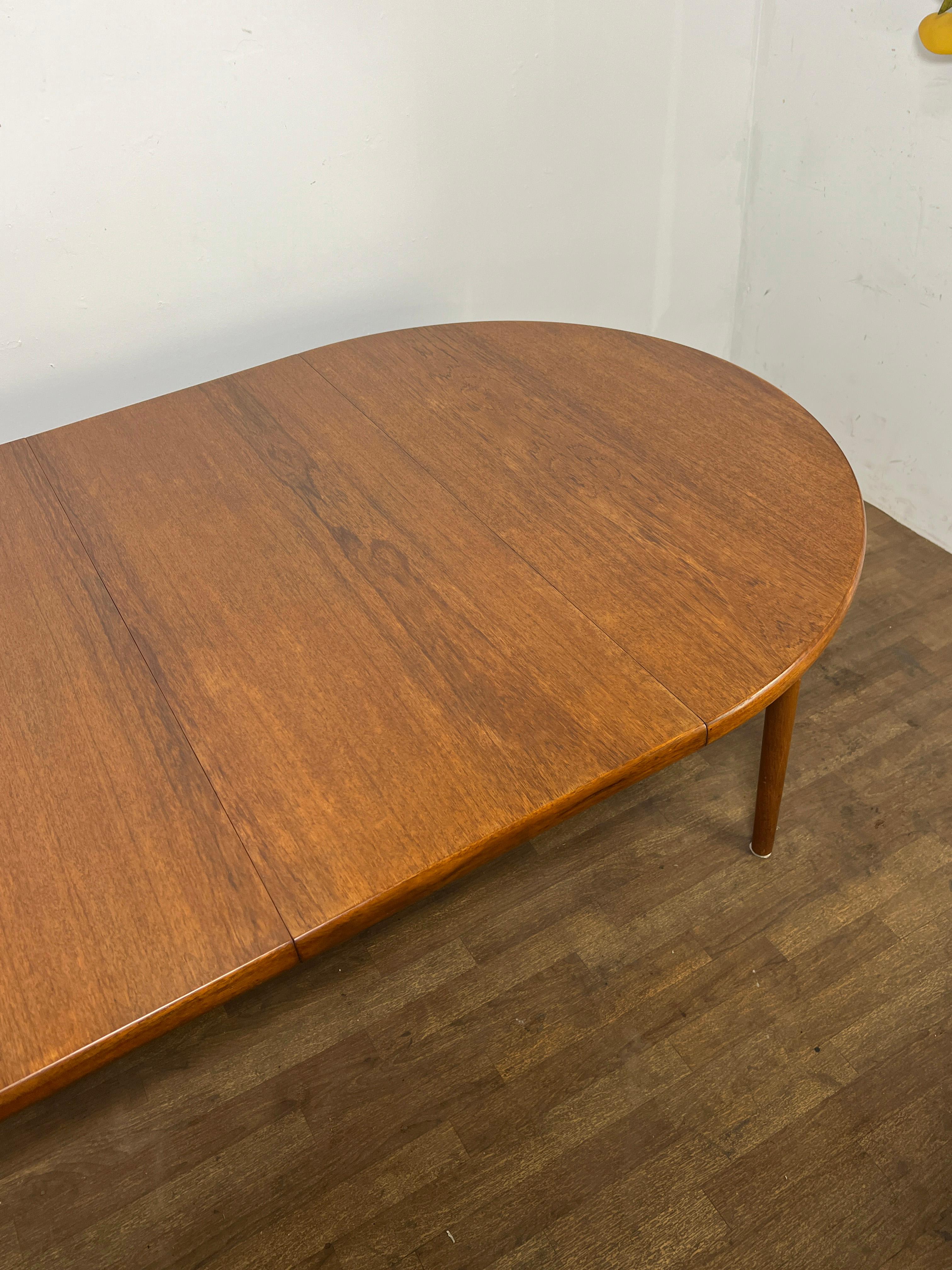 Danish Teak Round Dining Table With Two Leaves, Circa 1960s For Sale 1