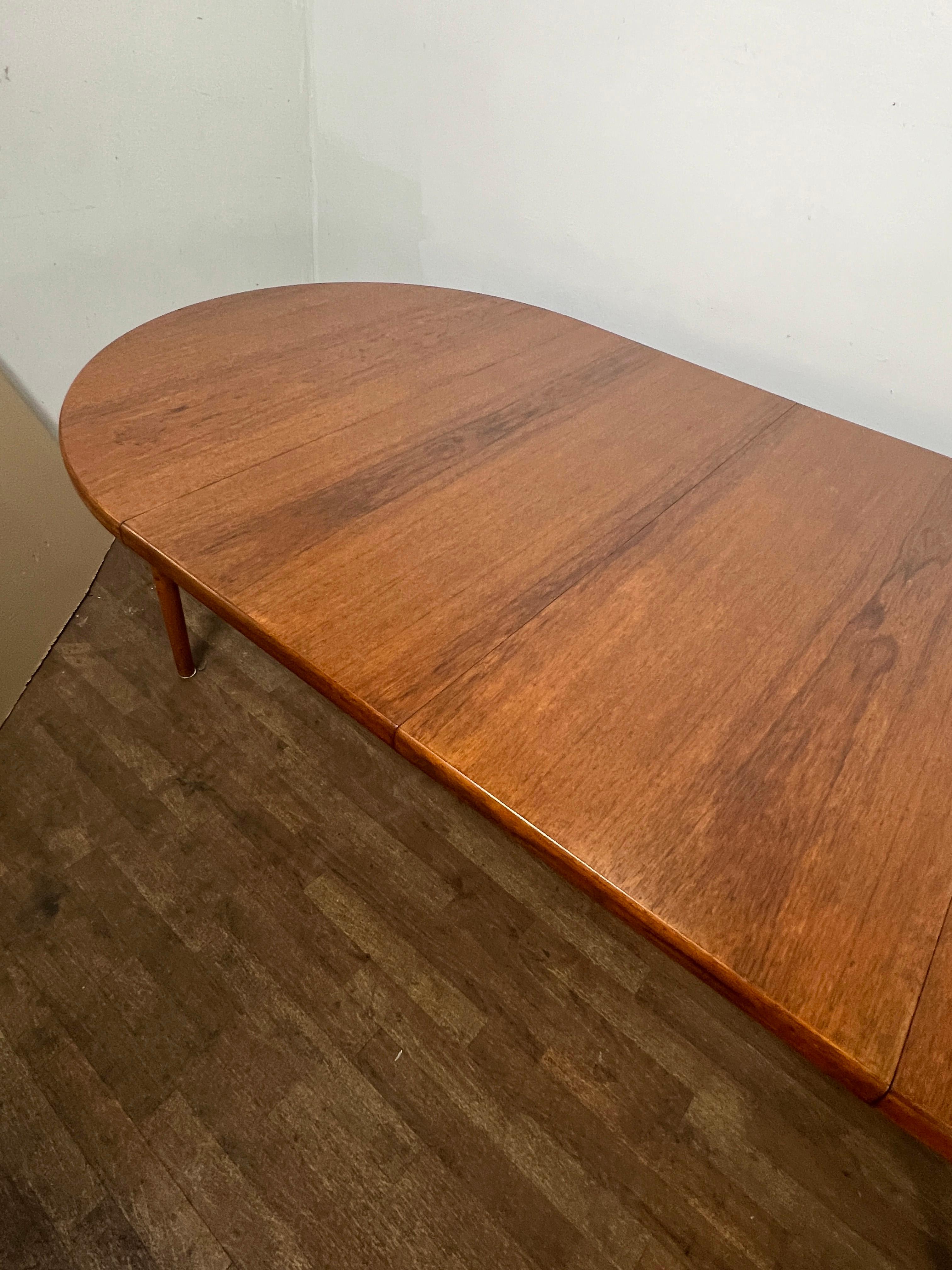 Danish Teak Round Dining Table With Two Leaves, Circa 1960s For Sale 2