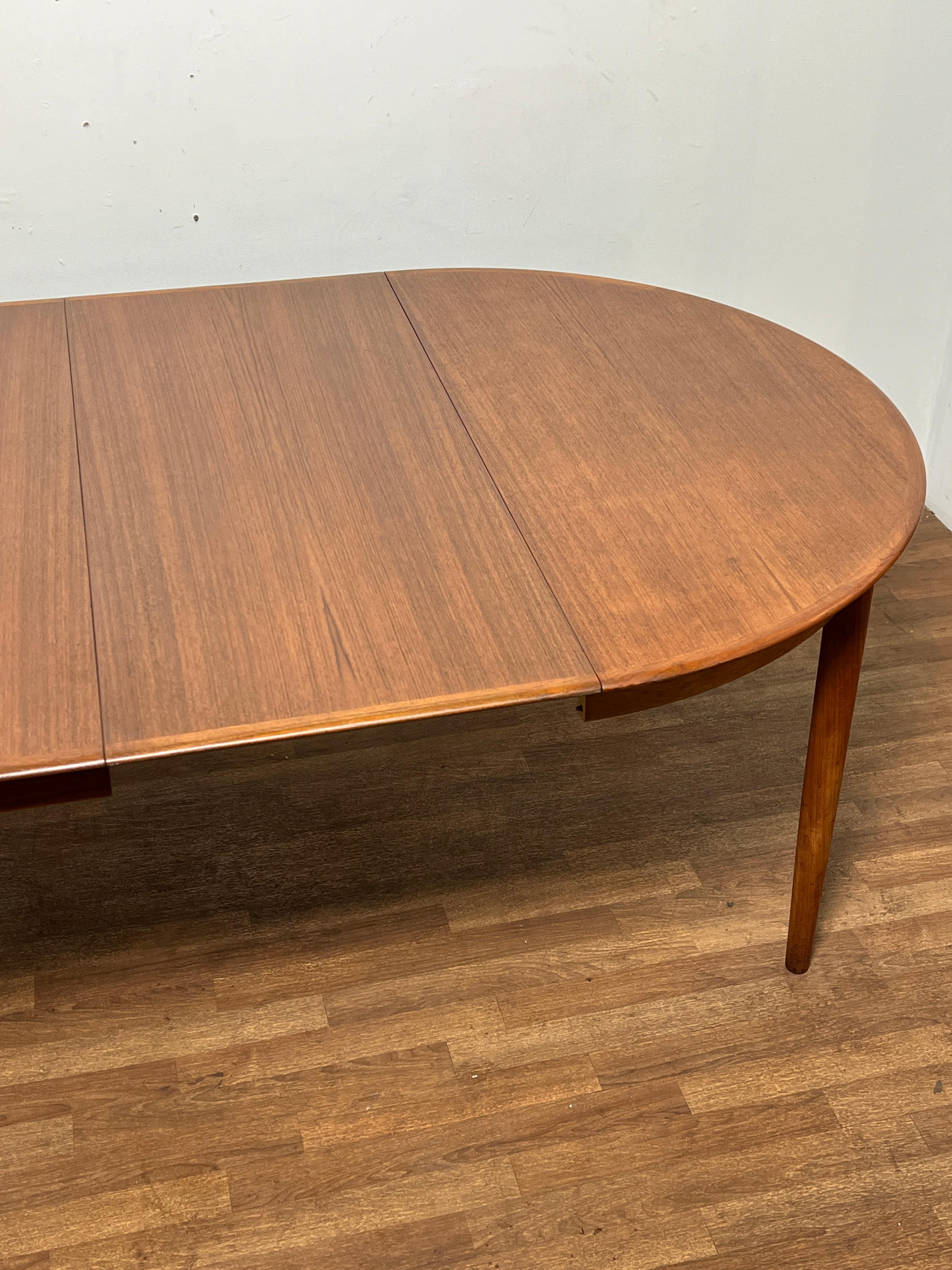 Danish Teak Round Dining Table With Two Leaves, Circa 1960s 3