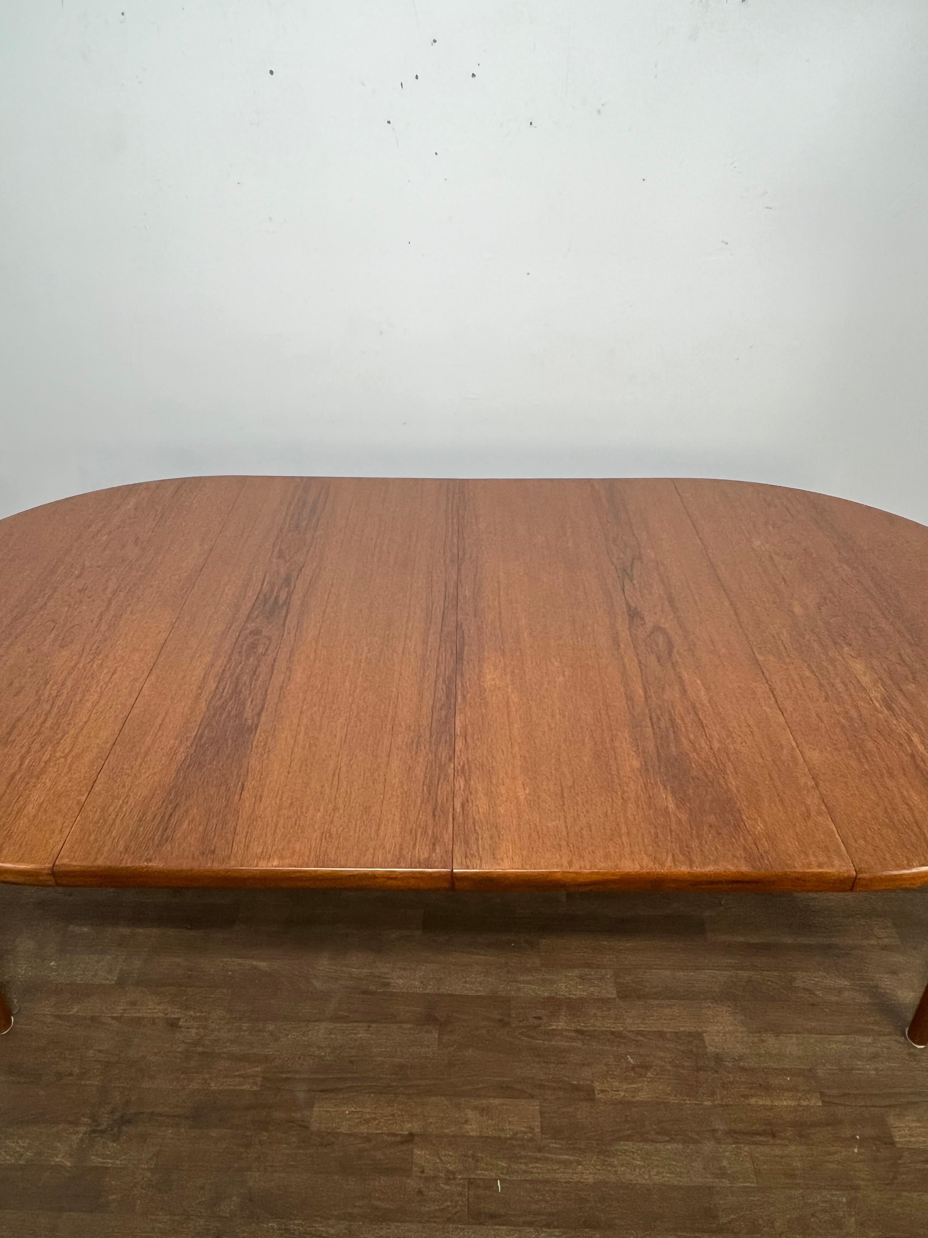 Danish Teak Round Dining Table With Two Leaves, Circa 1960s For Sale 3