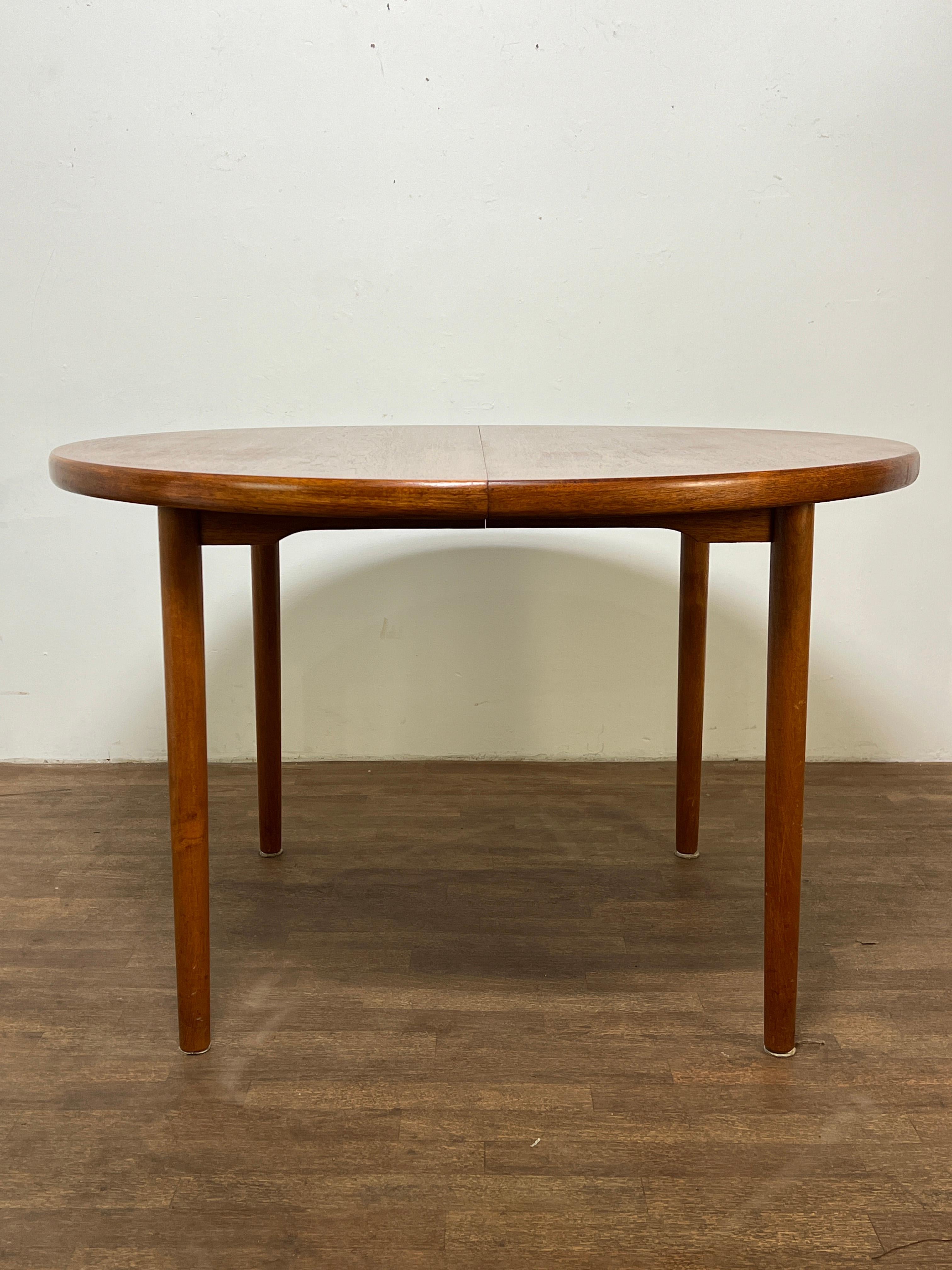 Danish Teak Round Dining Table With Two Leaves, Circa 1960s For Sale 4
