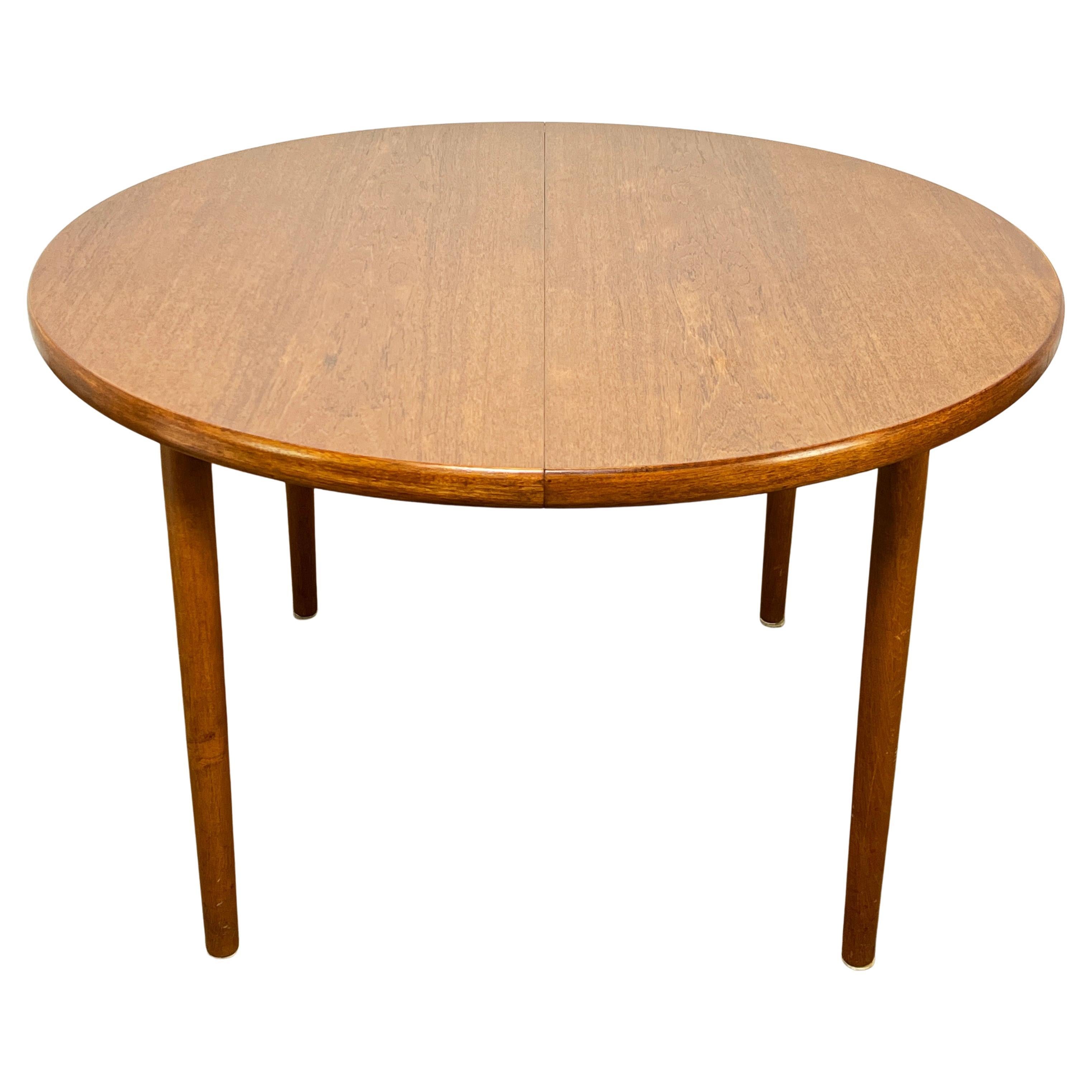 Table de salle à manger ronde danoise avec deux rallonges, vers les années 1960