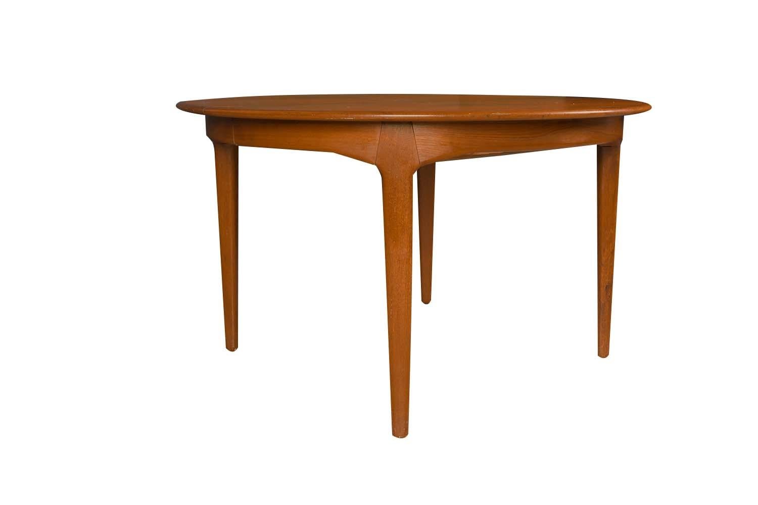 Danish Teak Round Expandable Table Henning Kjaernulf for Soro Stolefabrik  For Sale 5