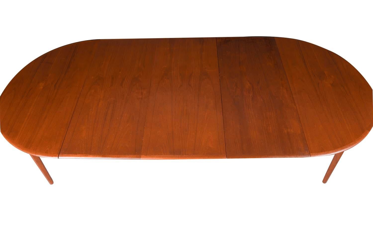 Danish Teak Round Expandable Table Henning Kjaernulf for Soro Stolefabrik  In Good Condition For Sale In Baltimore, MD