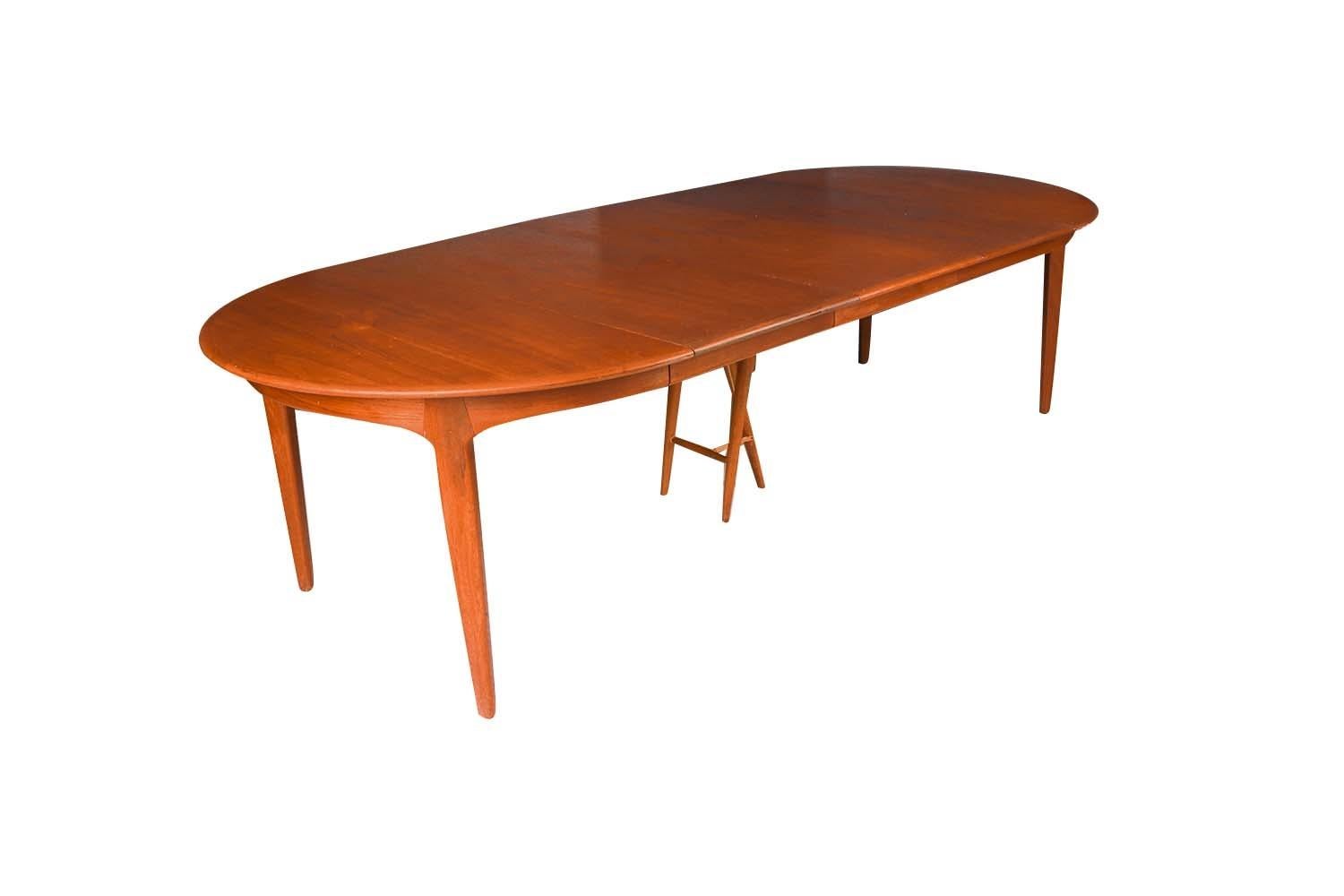 Mid-20th Century Danish Teak Round Expandable Table Henning Kjaernulf for Soro Stolefabrik  For Sale