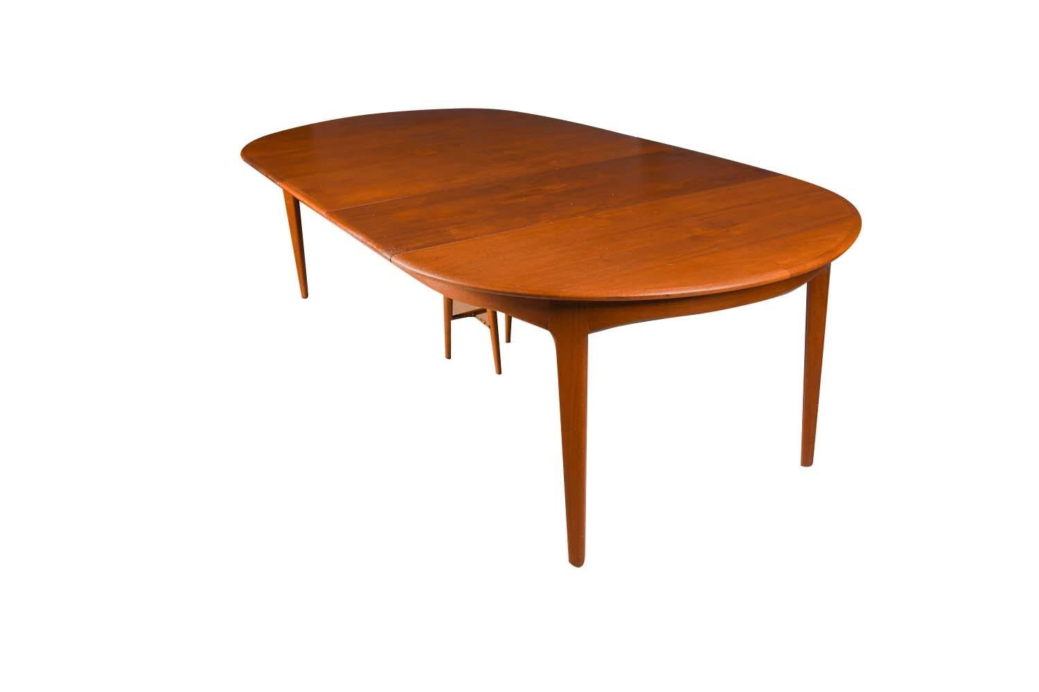 Danish Teak Round Expandable Table Henning Kjaernulf for Soro Stolefabrik  For Sale 1