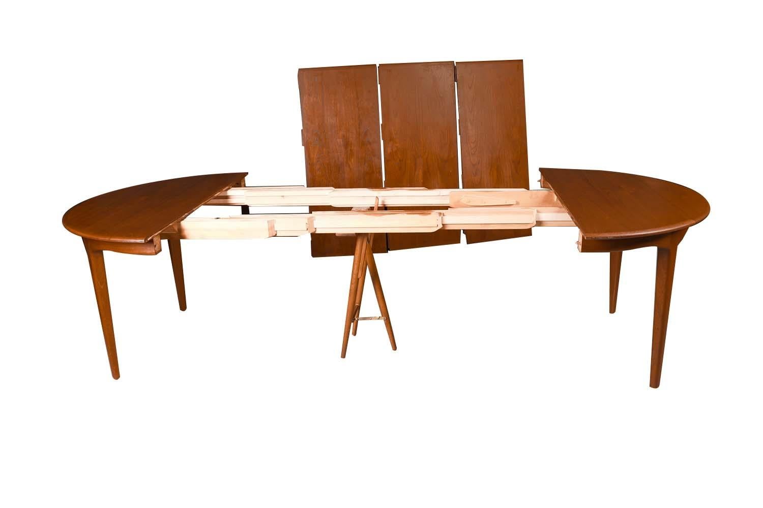 Danish Teak Round Expandable Table Henning Kjaernulf for Soro Stolefabrik  For Sale 2