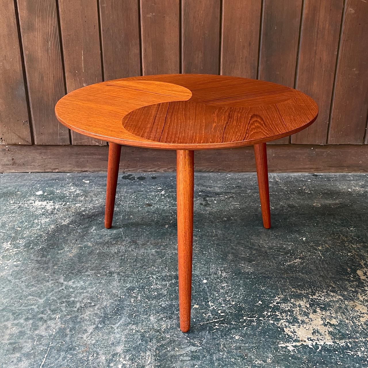 Runder, kleiner dänischer Teakholz-Tisch mit Pinwheel-Intarsien, Vintage, Mid-Century Skandinavisch, skandinavisch (Dänisch) im Angebot