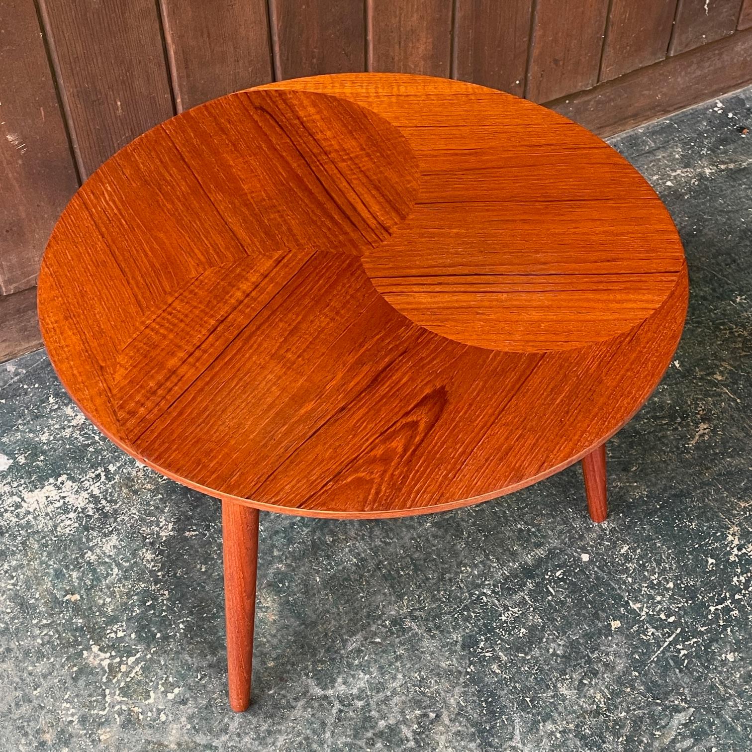 Runder, kleiner dänischer Teakholz-Tisch mit Pinwheel-Intarsien, Vintage, Mid-Century Skandinavisch, skandinavisch (Mitte des 20. Jahrhunderts) im Angebot