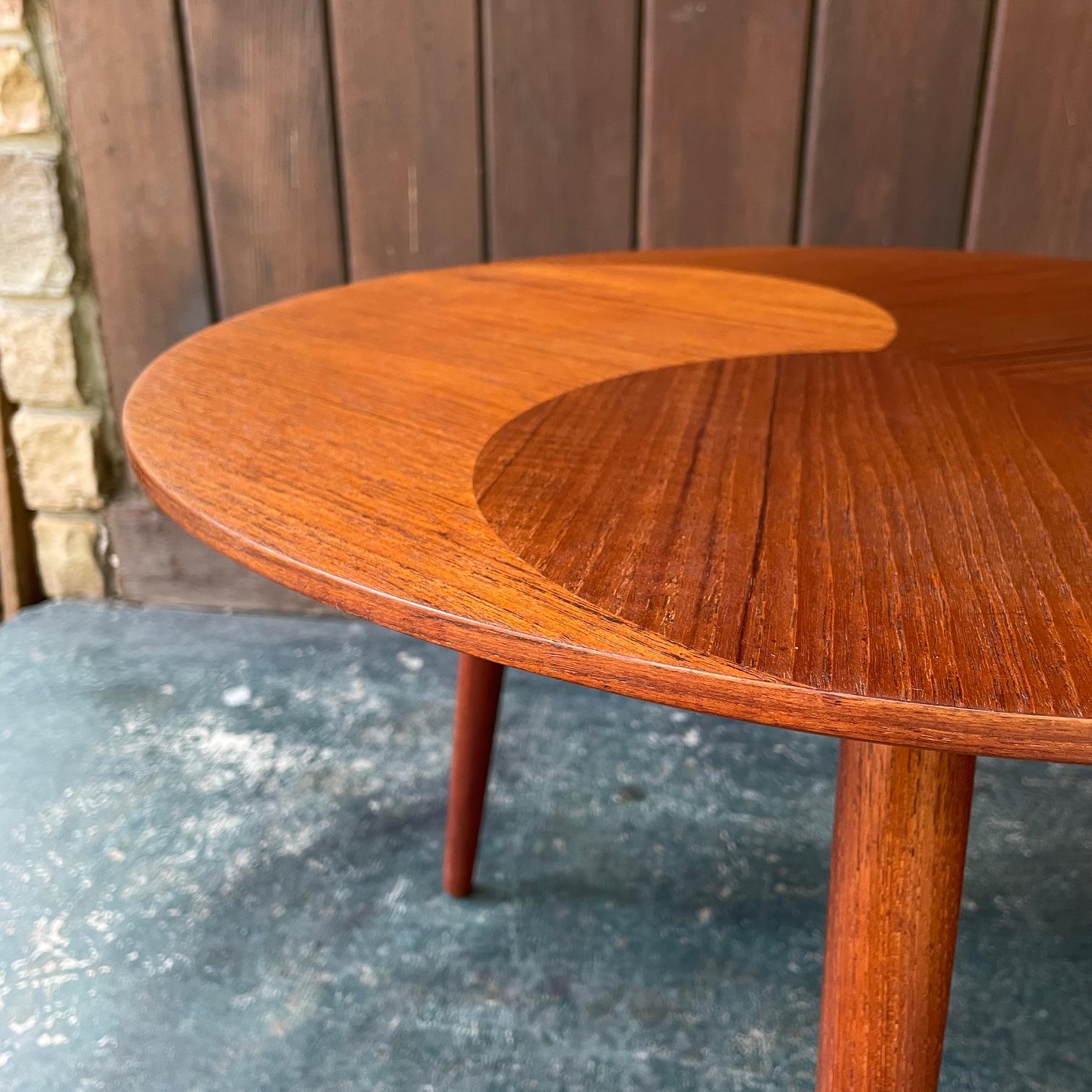 Runder, kleiner dänischer Teakholz-Tisch mit Pinwheel-Intarsien, Vintage, Mid-Century Skandinavisch, skandinavisch im Angebot 1