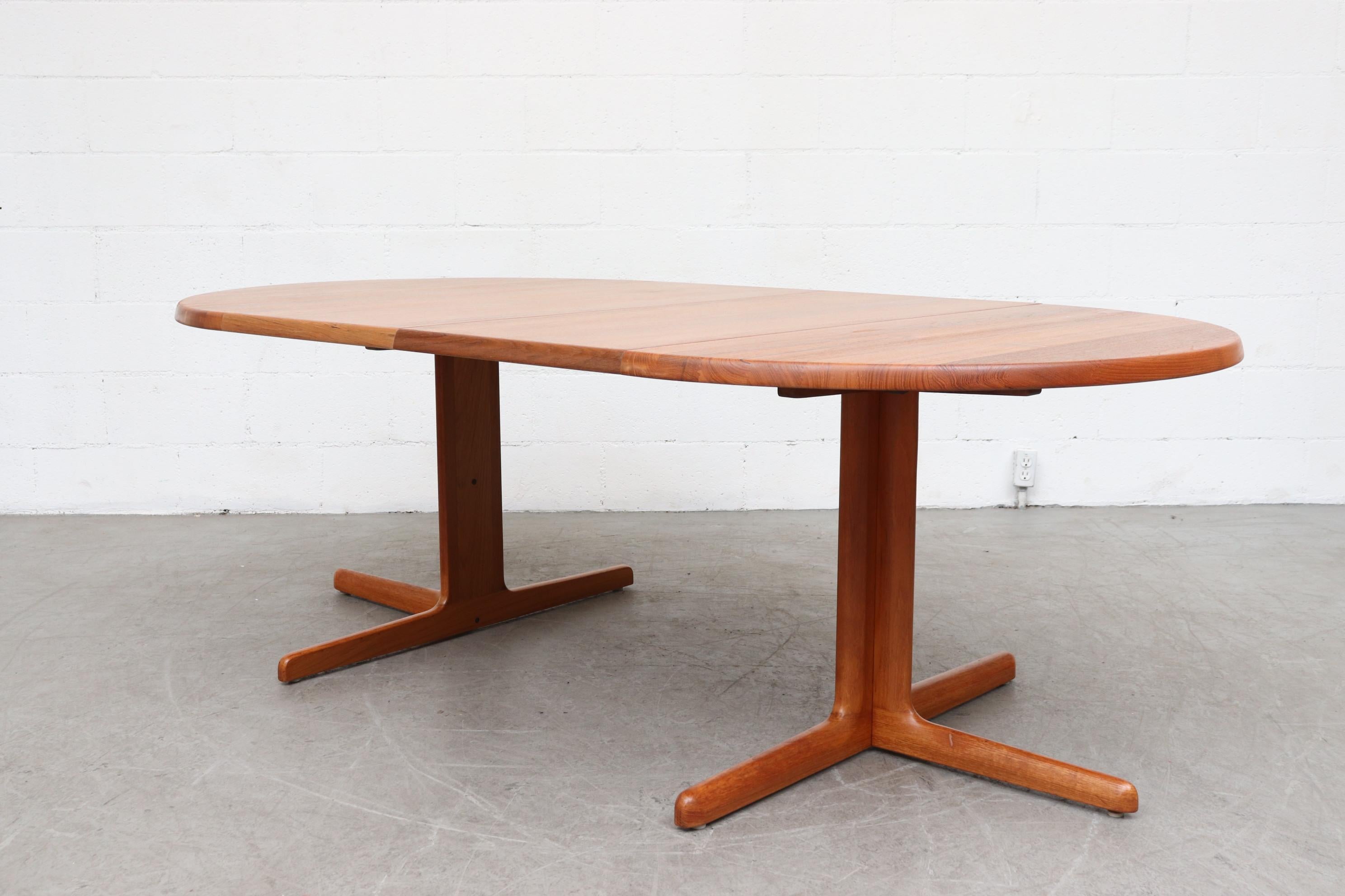 Danish Teak Round to Oval Dining Table with 2 Leaves In Good Condition In Los Angeles, CA