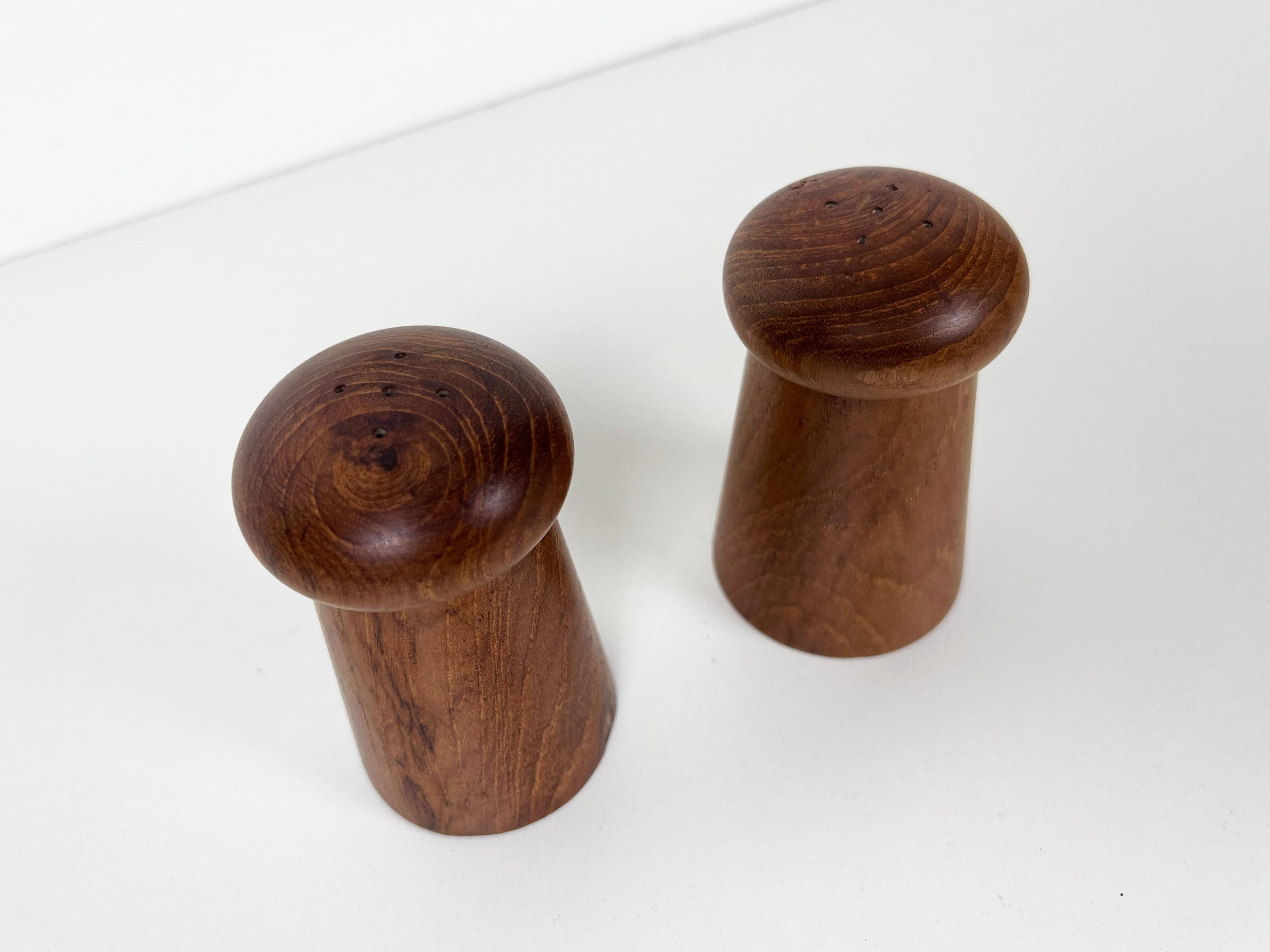 Pair of vintage mushroom shaped Danish Modern salt and pepper shakers in solid teak wood.

Origin: Denmark

Year: 1960s

Style: Mid-Century Modern / Scandinavian / Danish Modern

Dimensions: 2.25