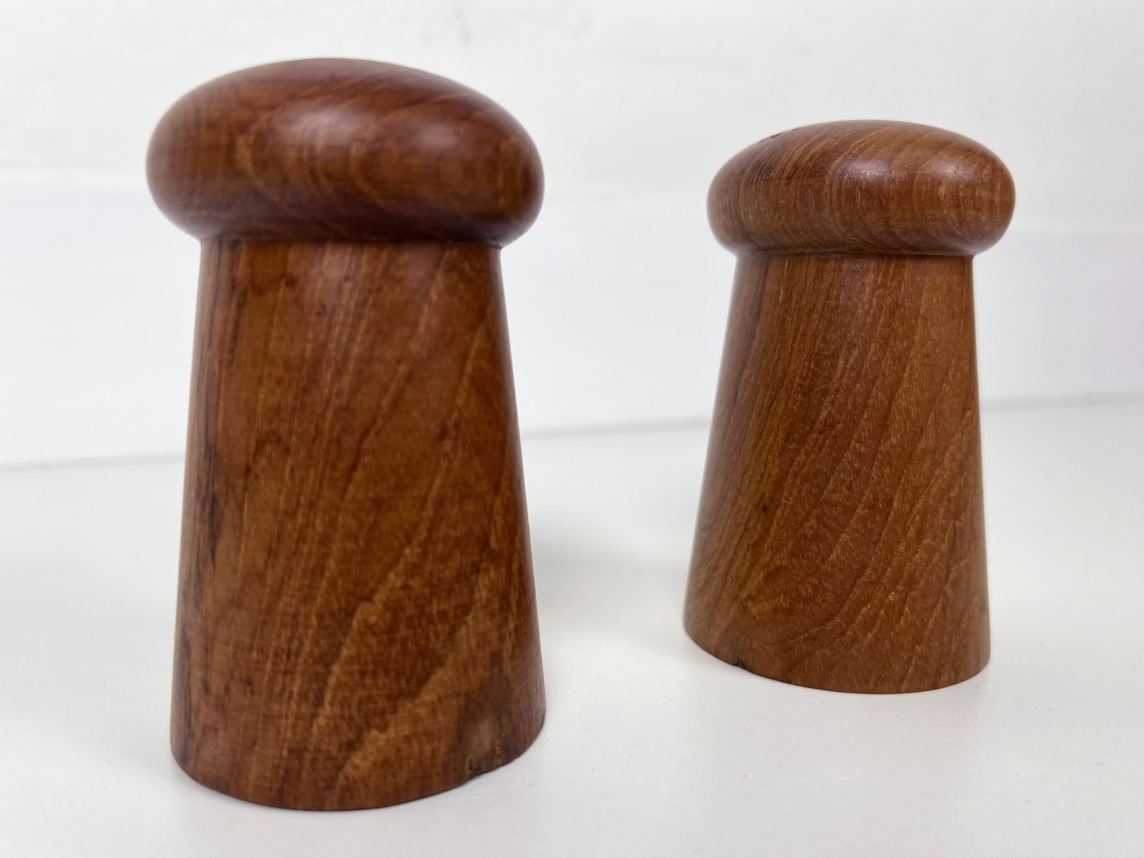 Danish Teak Salt and Pepper Shakers In Excellent Condition For Sale In Fort Lauderdale, FL