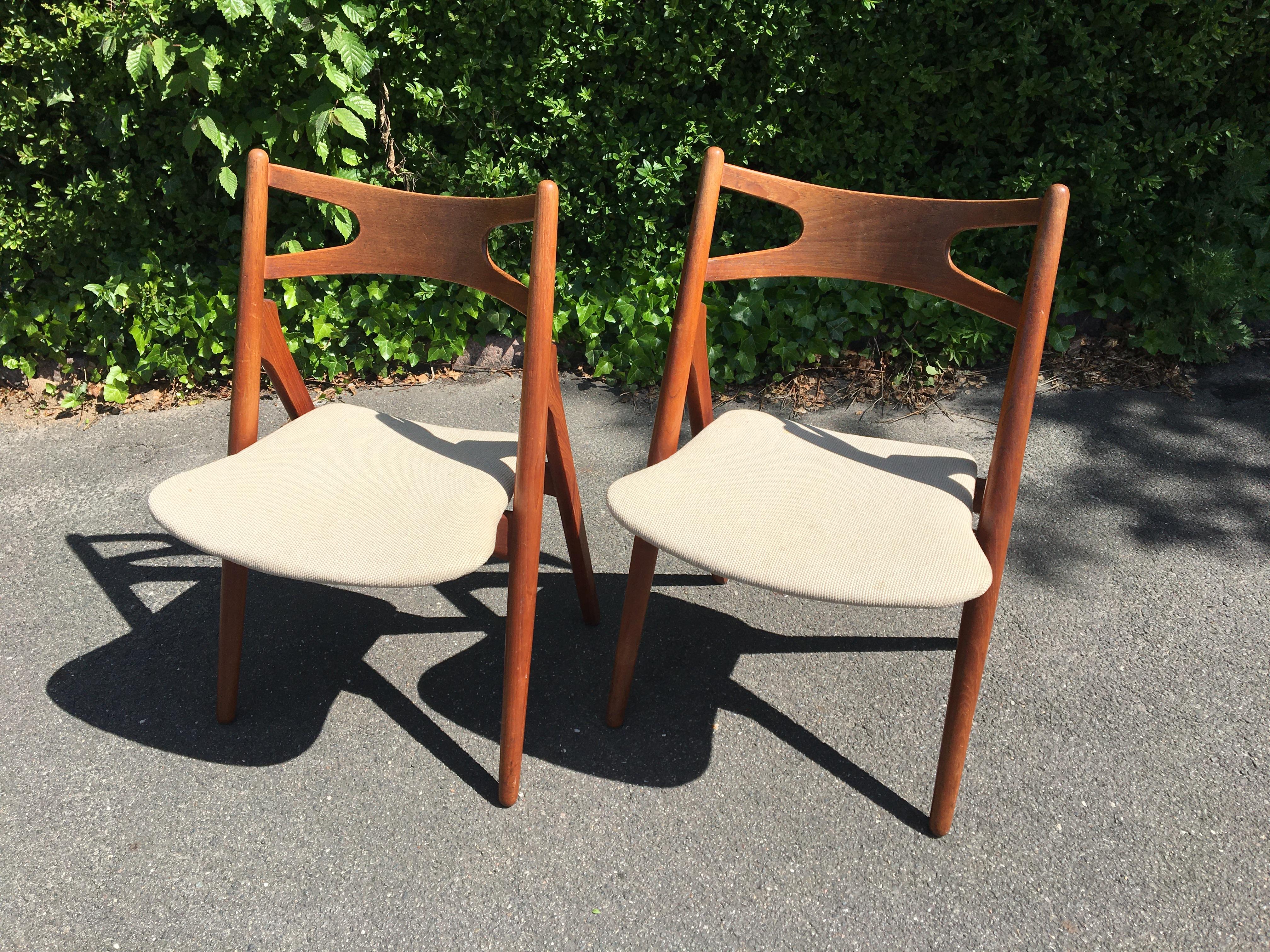 Danish dining chairs CH29 in teak design: Hans J. Wegner.
2 pcs. Teak saw chairs model CH-29 from the 1950s padded with light Hallingdal wool.
Measures: H 81, W 48, SH 42, SD 42 cm.