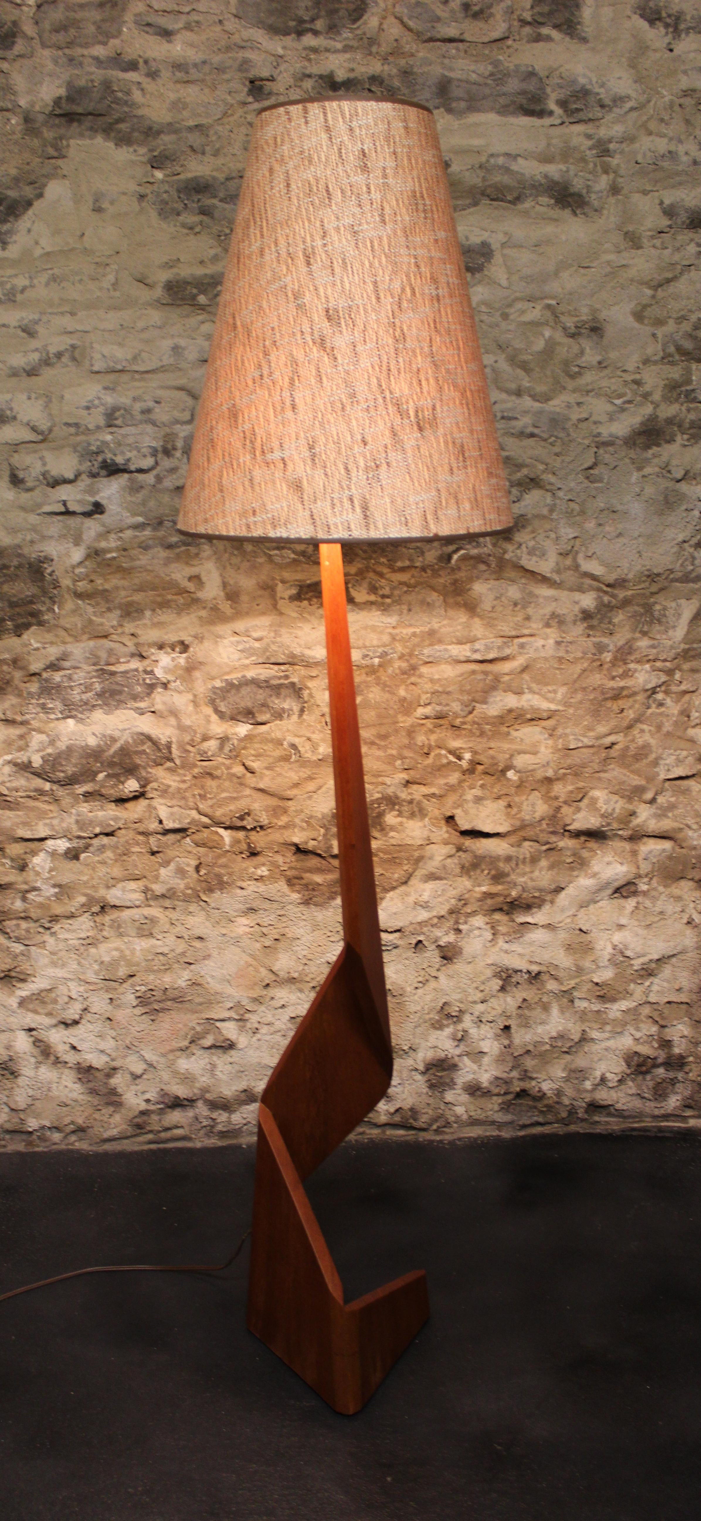 Fantastic geometric Danish teak floor lamp with the original burlap shades.

Mid-Century Modern / Scandinavian Modern.