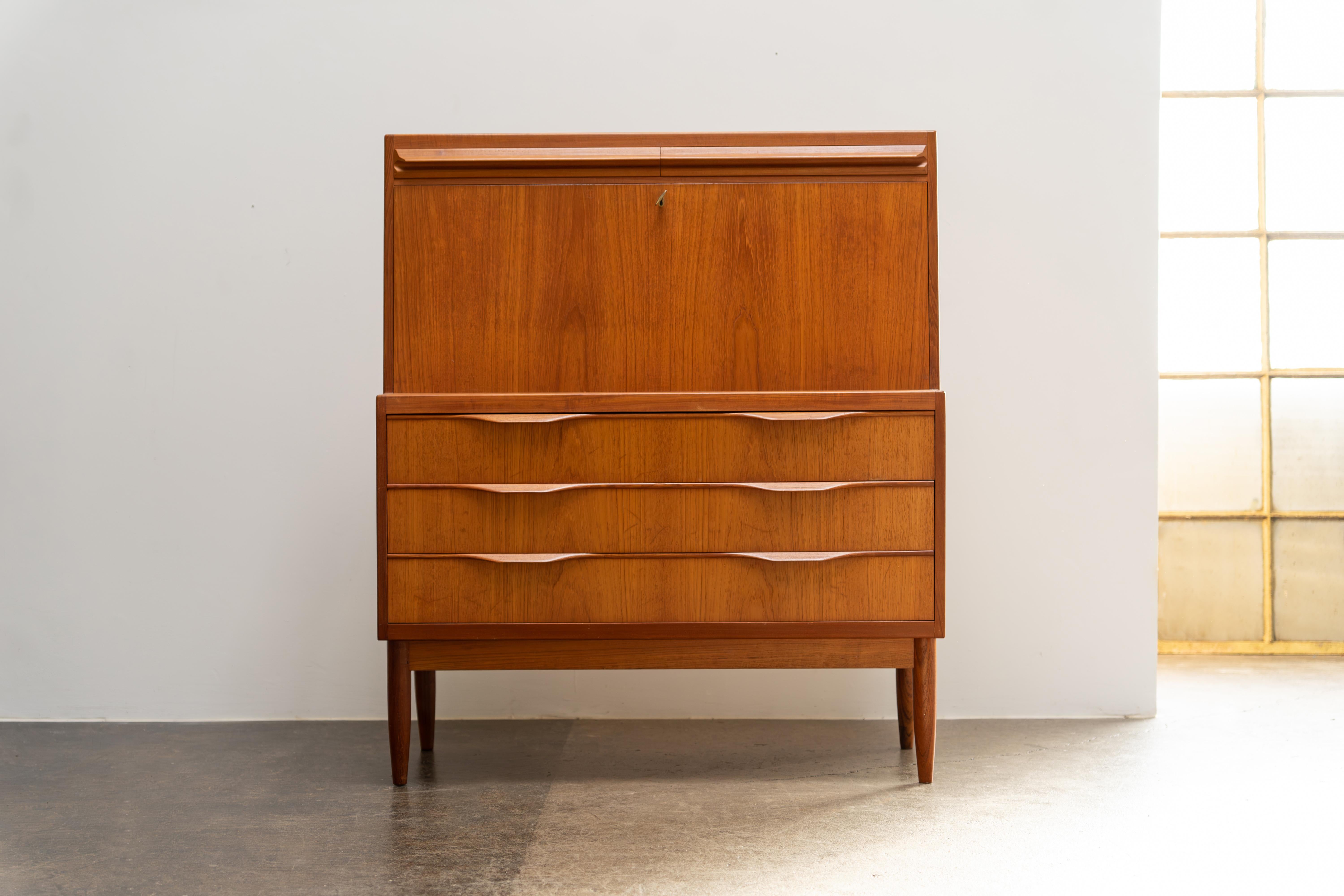 Dieser elegante Vintage-Design-Sekretär aus den 1960er Jahren wurde von Erling Torvits für Klim Møbelfabrik entworfen und besticht durch seine zeitlose Ästhetik und Funktionalität. Der Sekretär hat eine praktische Klappe, hinter der sich drei kleine