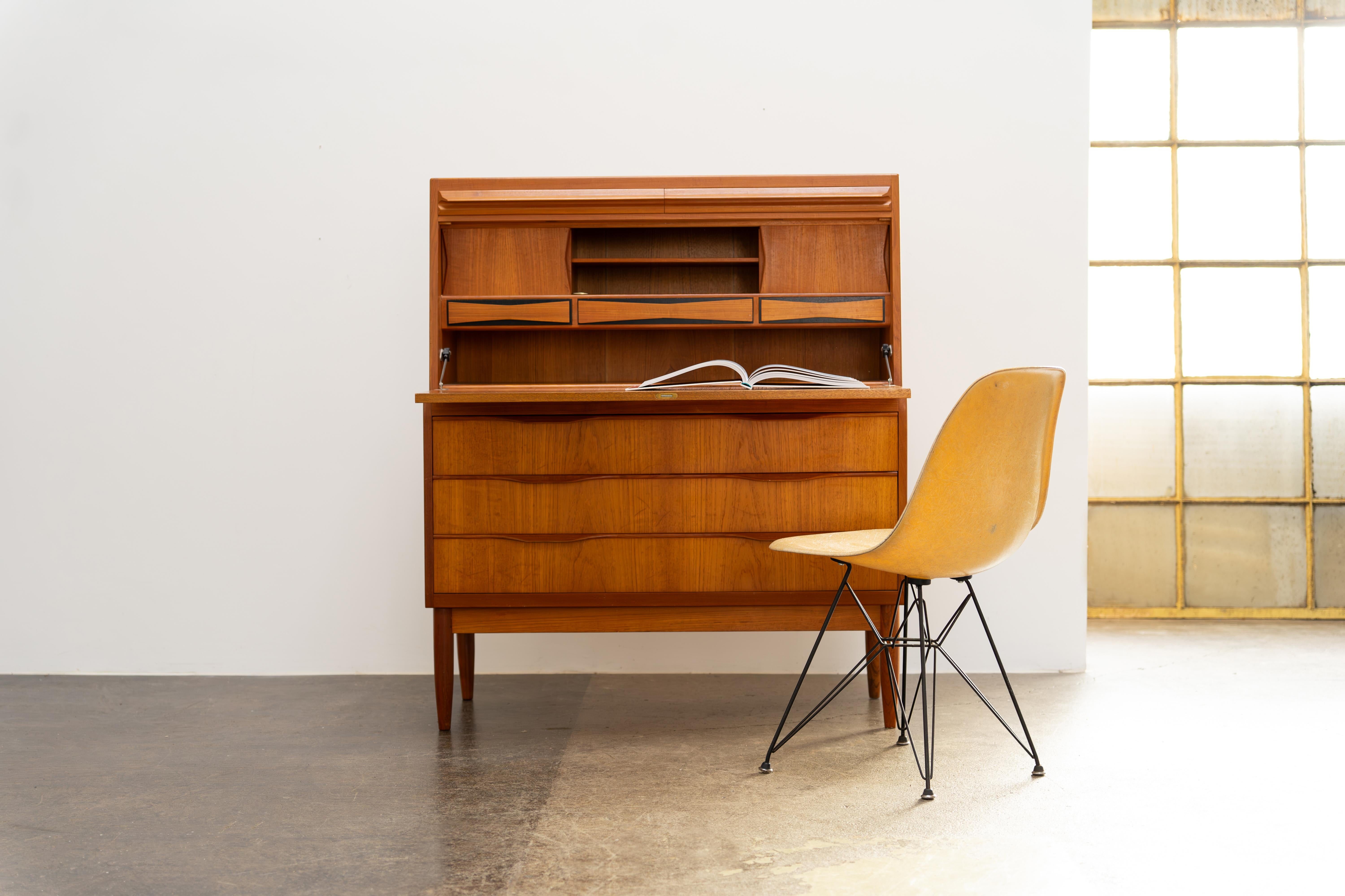 Dänischer Sekretär aus Teakholz von Erling Torvits für Klim Møbelfabrik, 1960er Jahre im Angebot 1