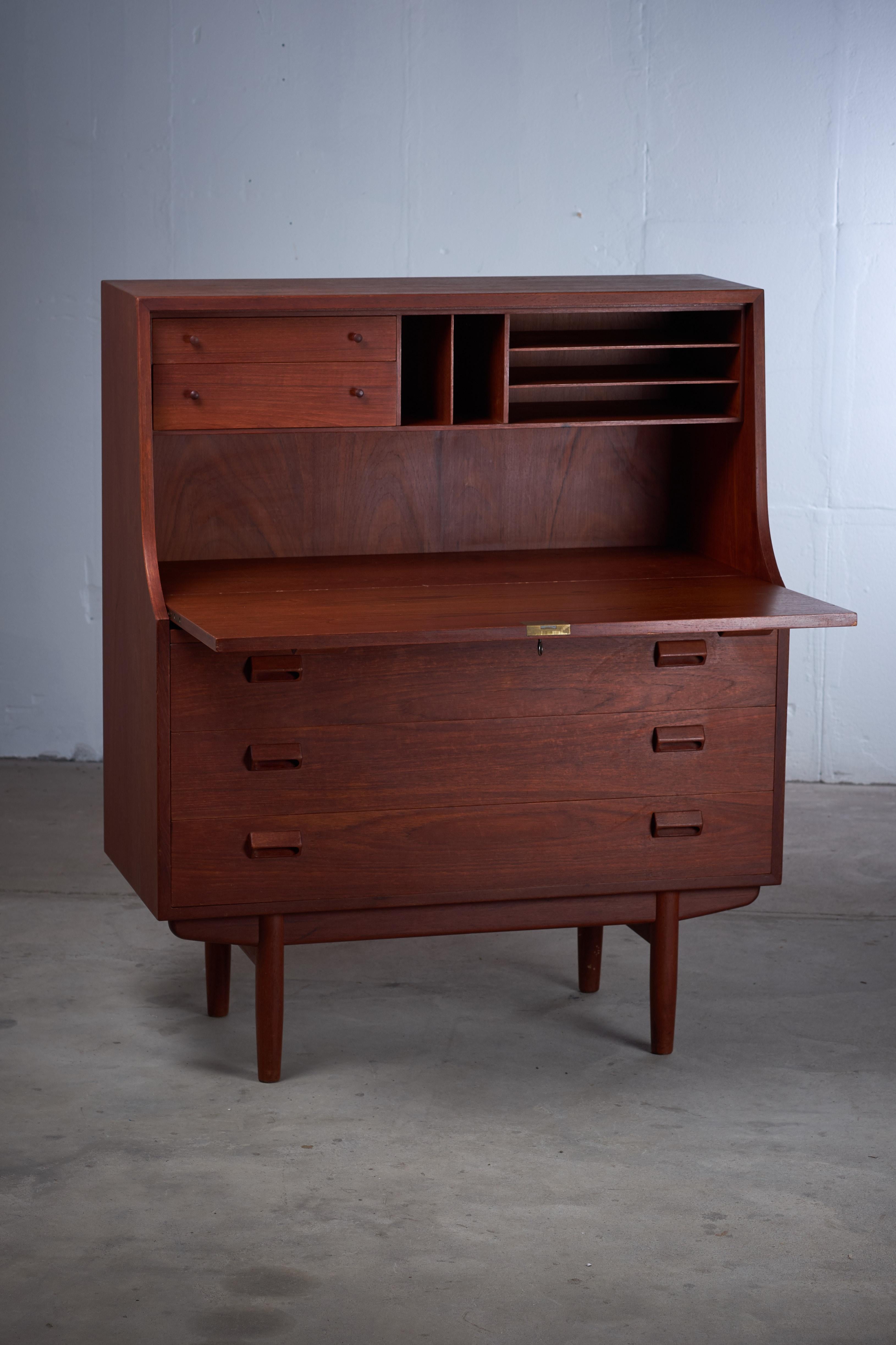 Teak secretary desk designed by Børge Mogensen for Søborg Møbelfabrik, circa 1950. Danish design. Great piece and like many of his other furniture produced by Søborg, this piece of furniture is in really high quality.
The secretary is in good