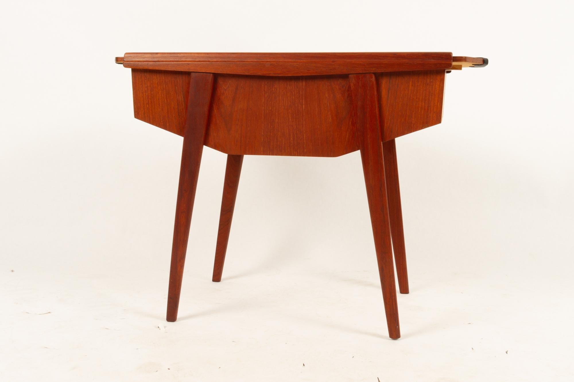 Danish teak sewing table, 1950s
Danish Mid-Century Modern sewing box in teak. Tabletop slides away to reveal large compartment and removable sliding tray. Sloped and rounded legs in solid teak
Very good vintage condition. Cleaned, oiled and